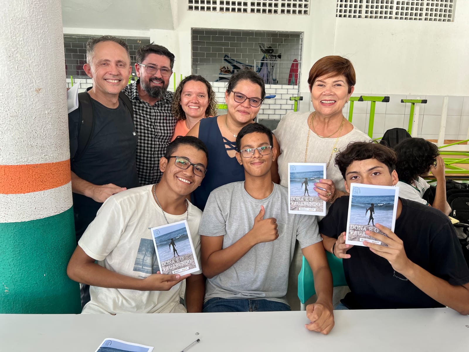 Estudantes com a coordenadora-geral do Alcance, deputada Jô Farias