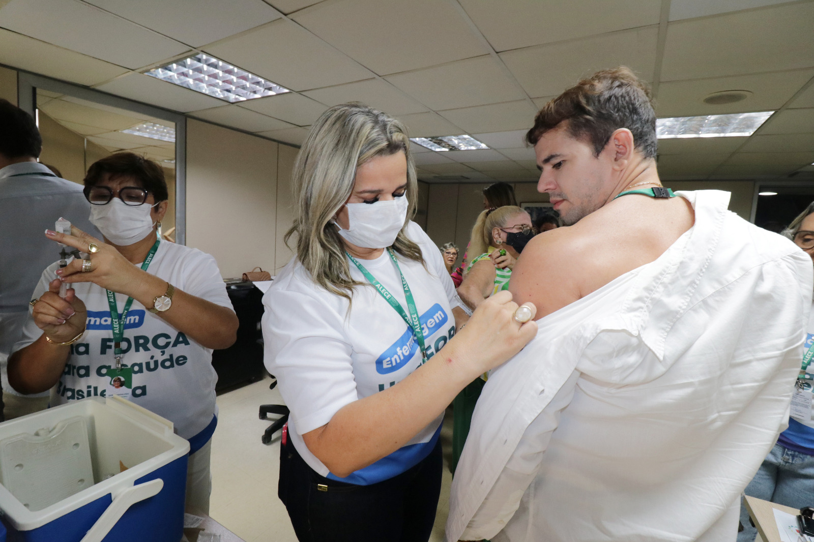 A vacinação é feita de forma volante, com uma equipe da Célula de Enfermagem percorrendo todos os setores da Casa.