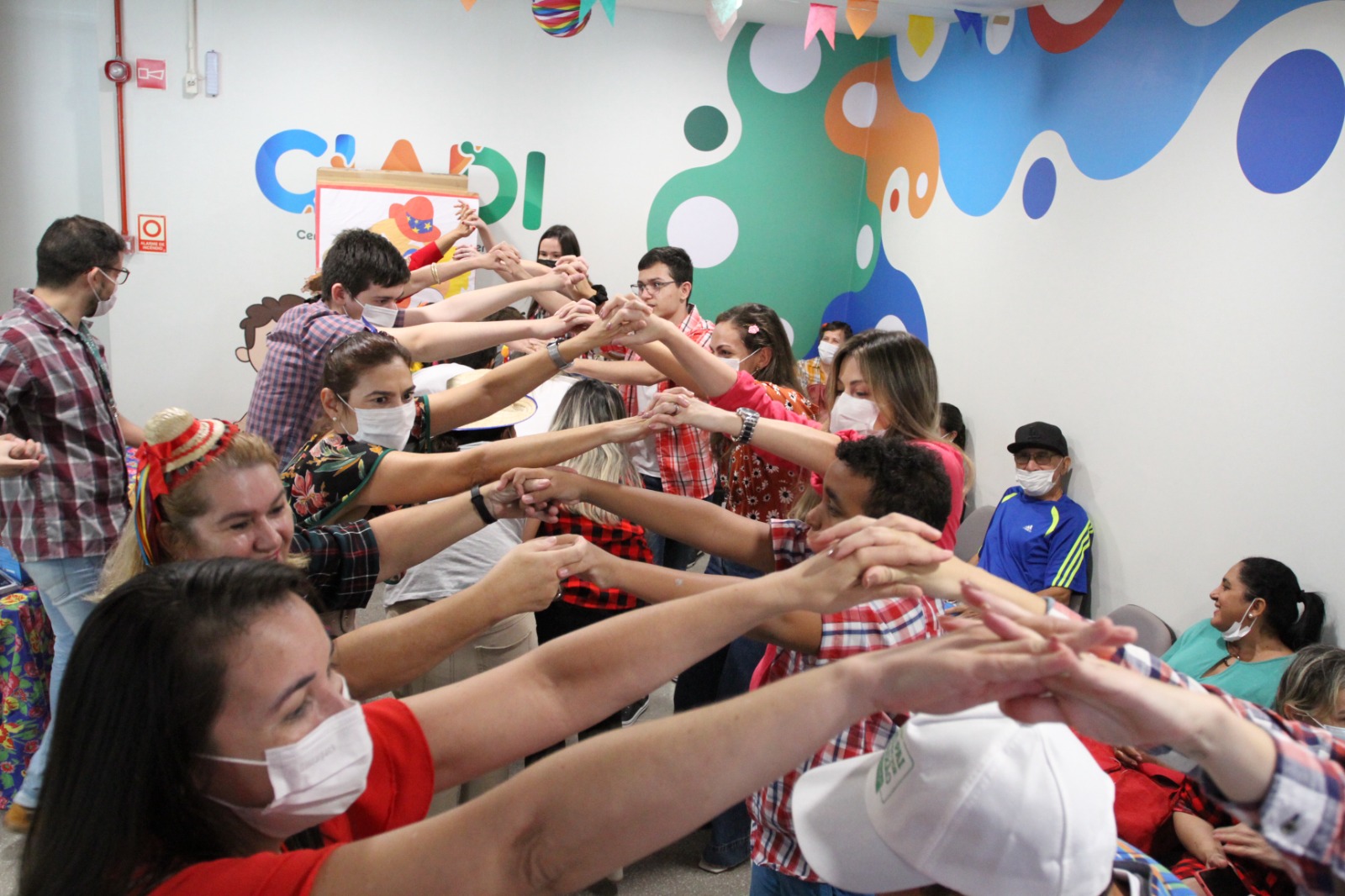 Adolescentes durante festa junina realizada em 16 de junho