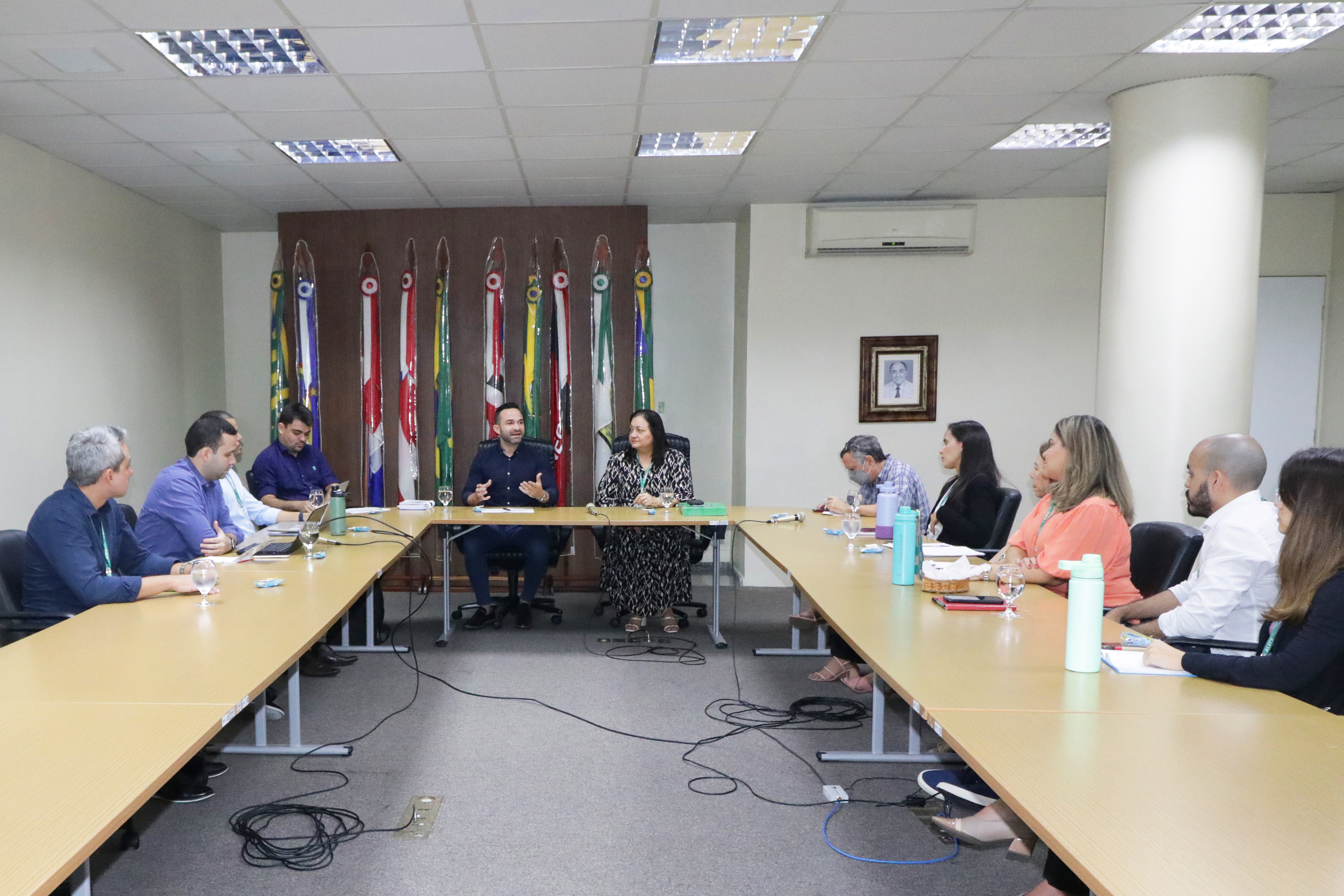 Renê Cordeiro e Sílvia Correia (ao centro) durante a reunião