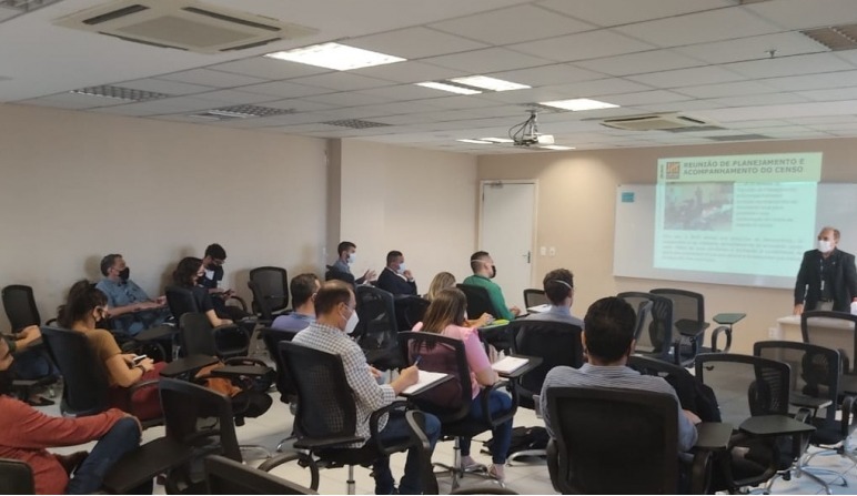 Reunião de trabalho com recenseadores na Alece, coordenada por Geraldo Magela Osterno
