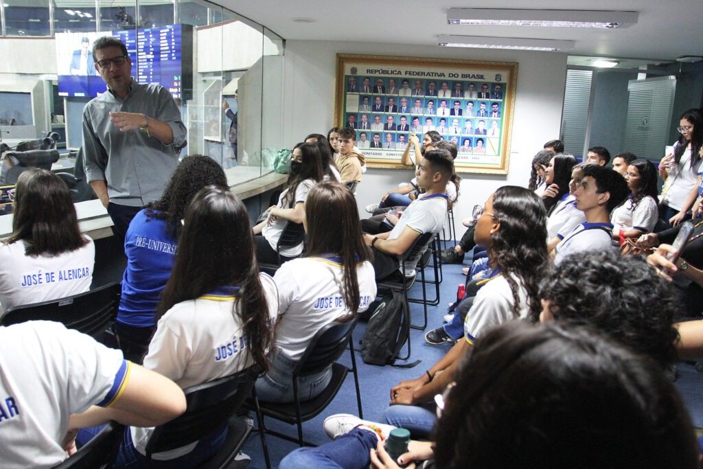 Deputado Renato Roseno, durante atendimento aos estudantes do projeto