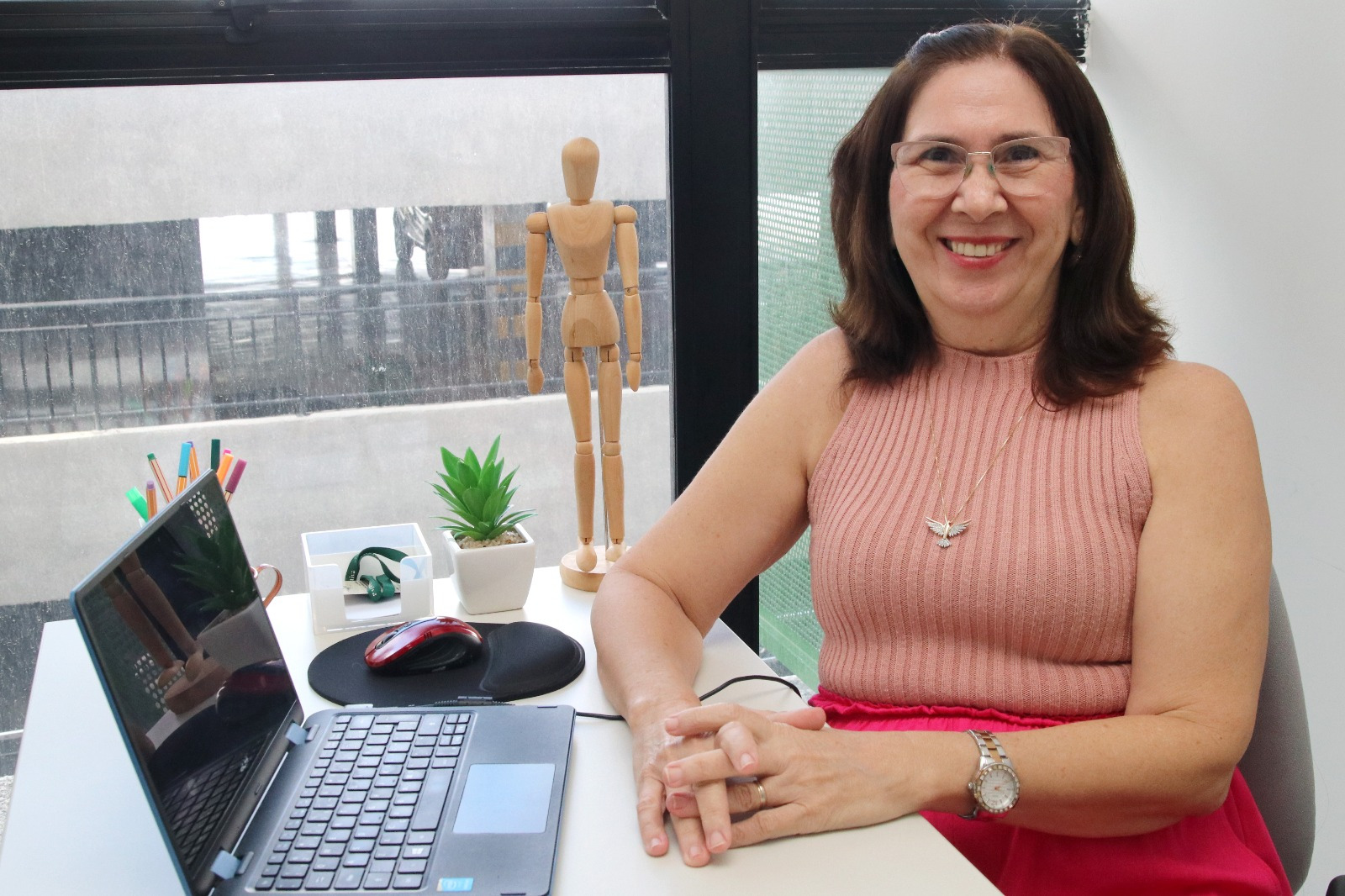 Rosilene Aragão, ergonomista da Célula de Saúde e Segurança do Trabalho, orienta sobre ergonomia