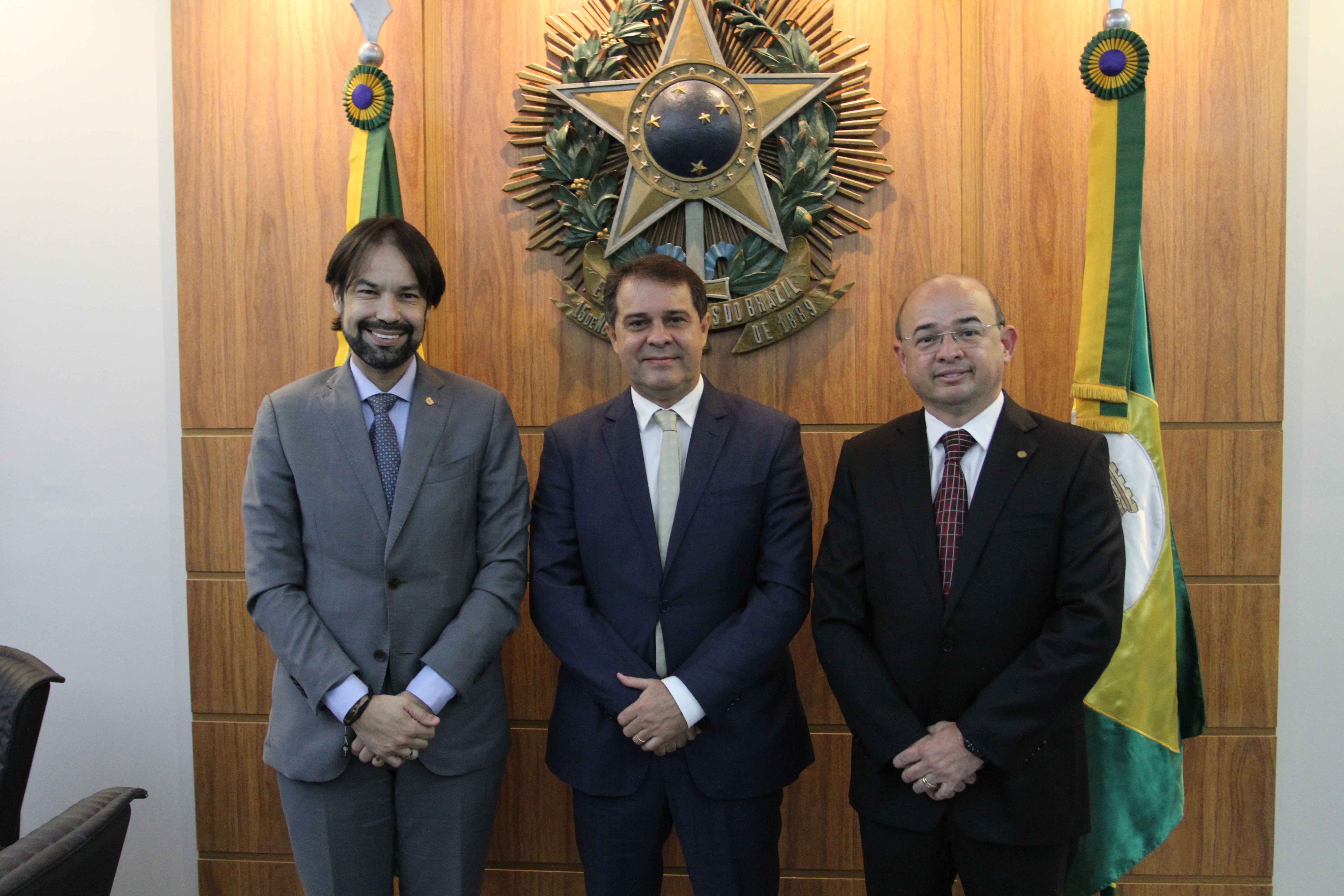 Deputados Diogo Moraes, Evandro Leitão e Sérgio Aguiar durante o anúncio