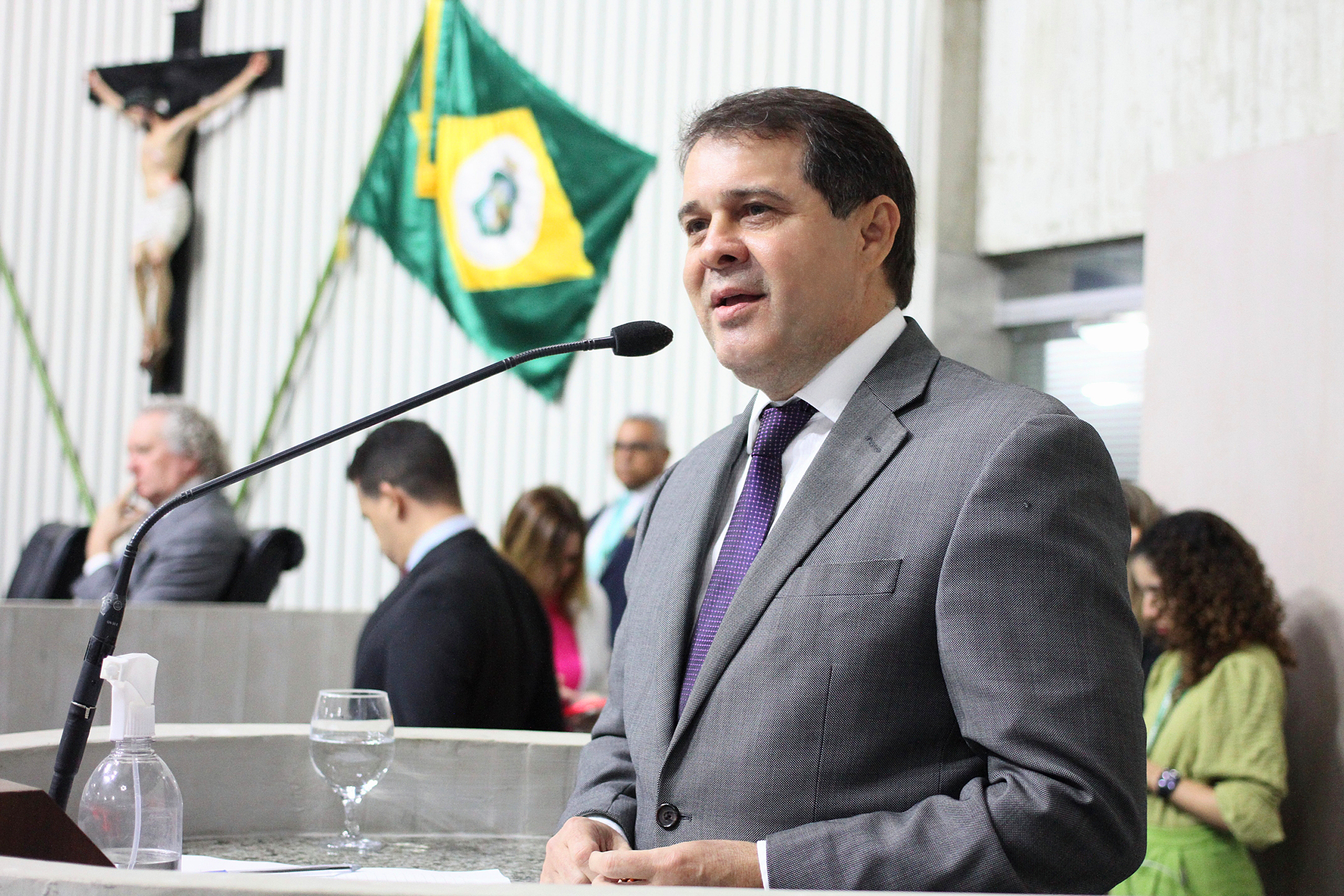 Presidente da Alece, Evandro Leitão, durante pronunciamento