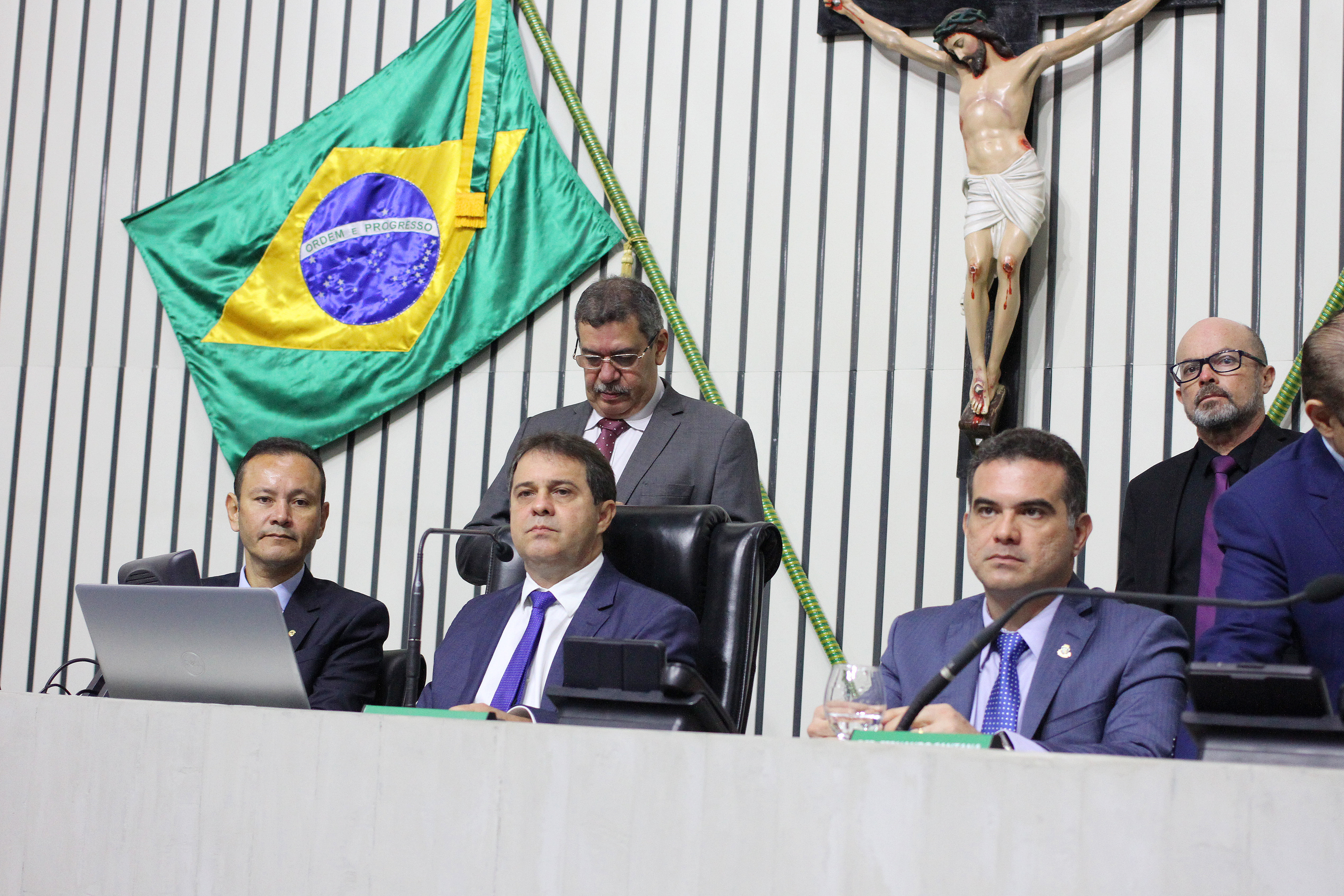 Presidente da Alece, Evandro Leitão (centro), anunciou a Comissão de Recesso