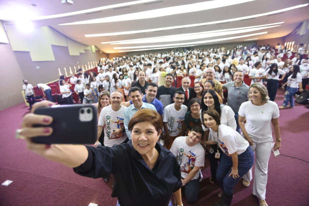 Coordenadora-geral do programa, Jô Farias, em atividade do Alcance com estudantes
