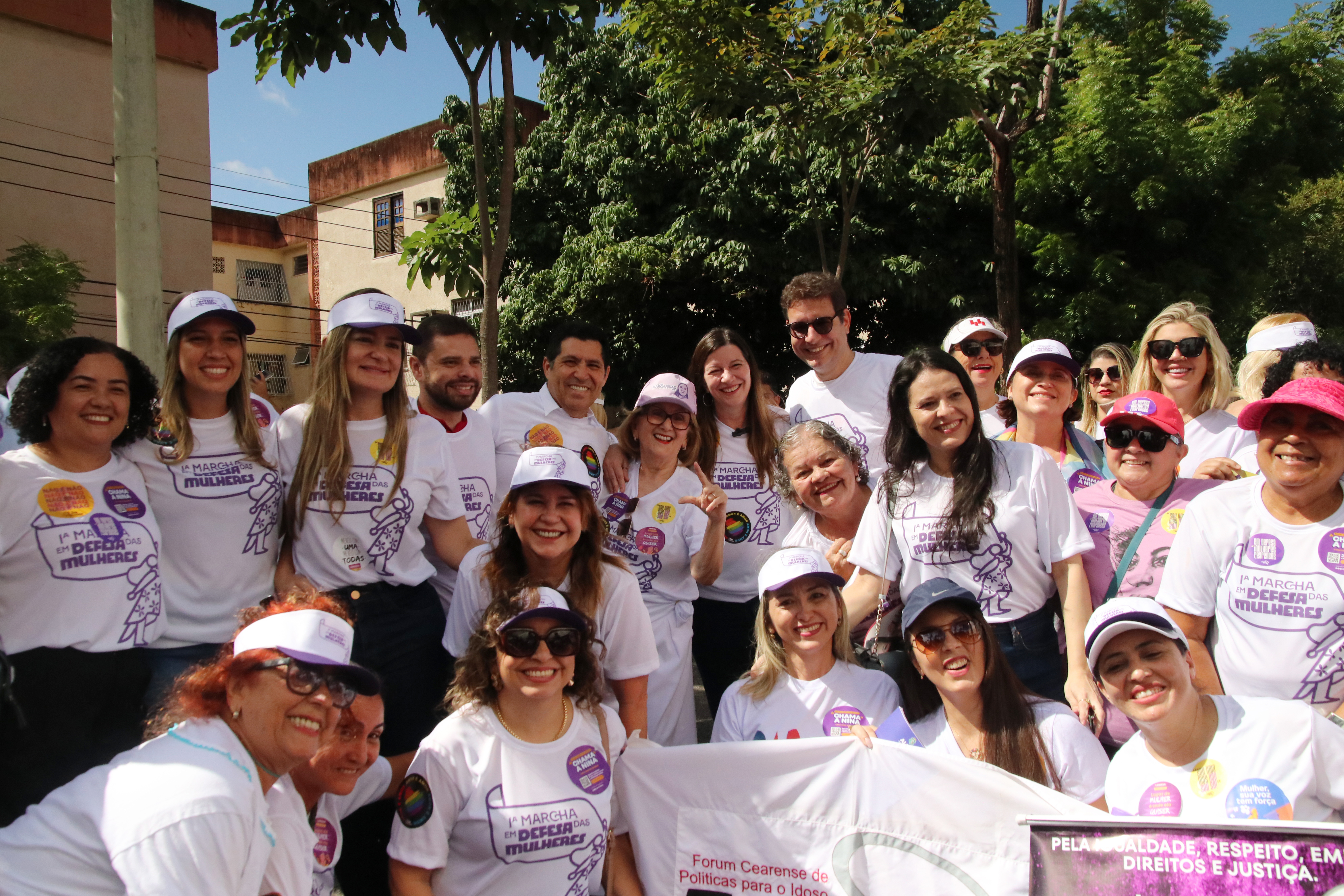 Deputadas e deputados estaduais com servidores da Alece durante a atividade