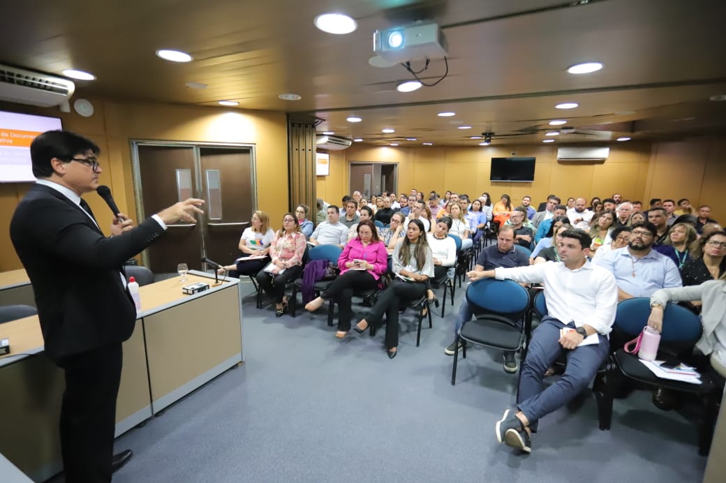 Diretor legislativo da Alece, Fabrício Machado, no lançamento do Simplifica Legis, em 17 de março