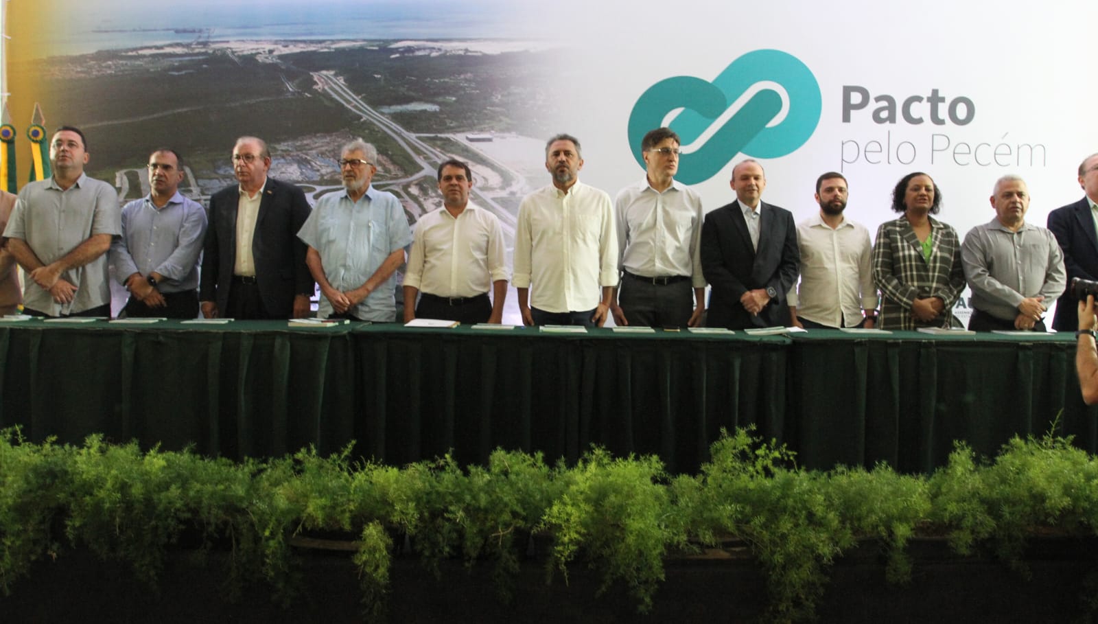 Autoridades durante a assinatura do acordo de cooperação