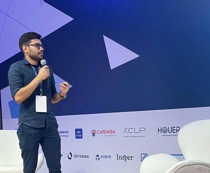 Yuri Teixeira durante apresentação no Congresso