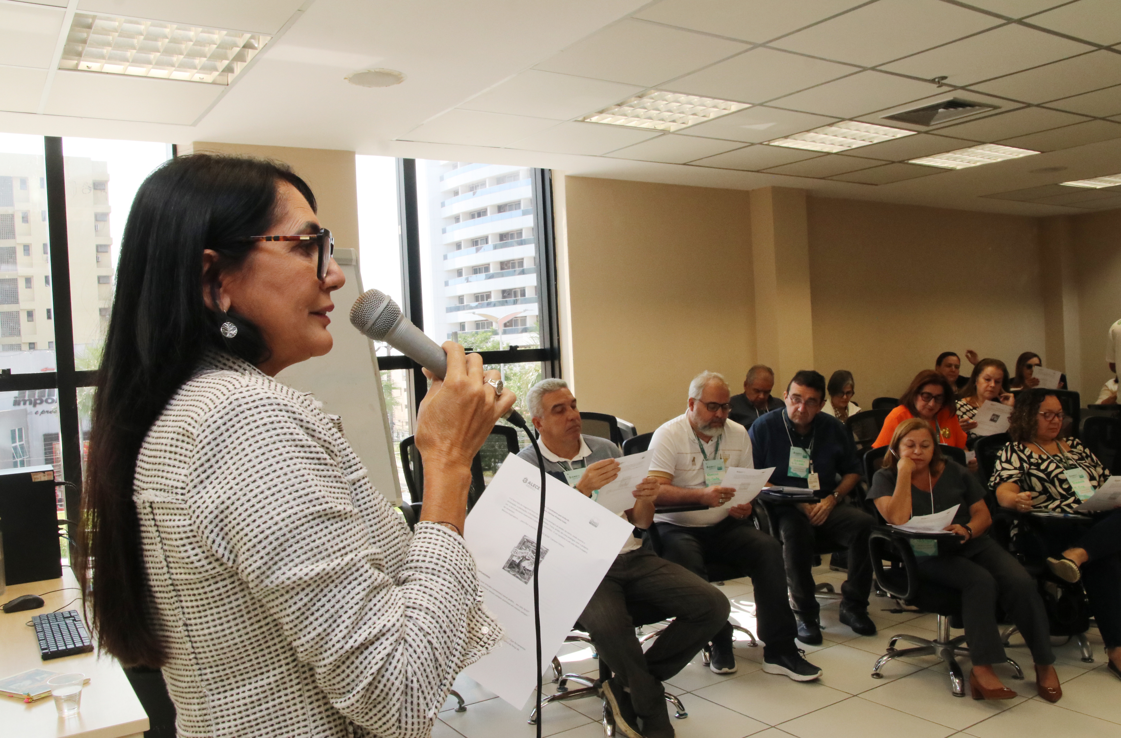 Servidora Jacqueline Assunção durante aula inicial para a terceira turma do curso