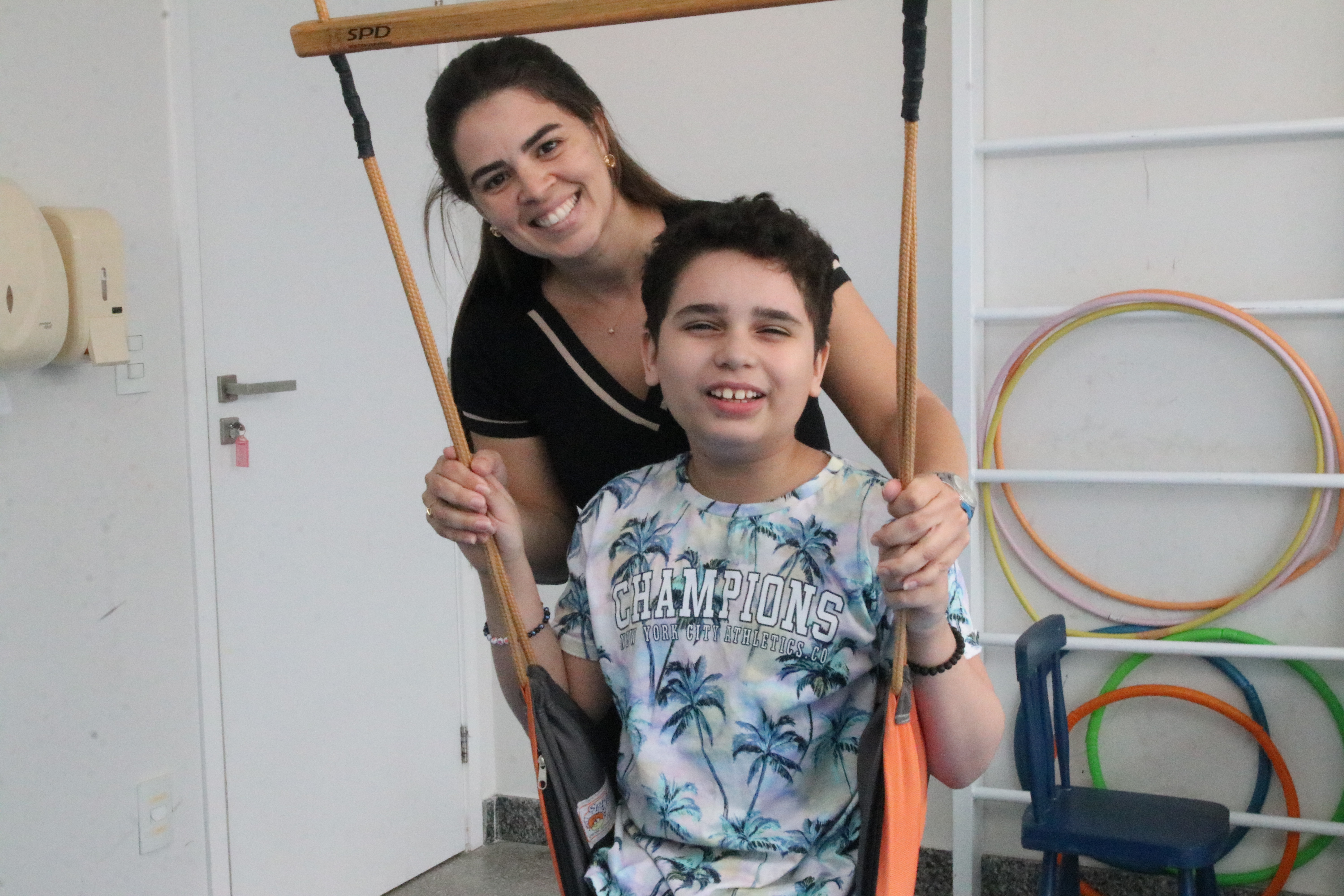 Henry, de 11 anos, em atendimento com a fisioterapeuta Daisy Gomes, no Ciadi