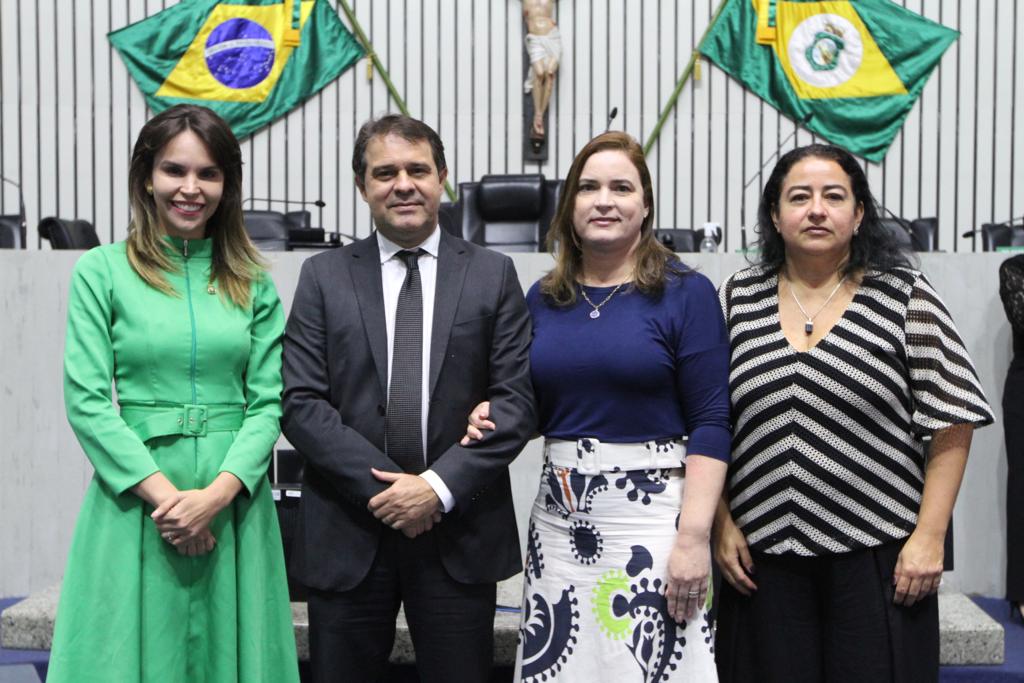 Deputada Gabriella Aguiar (presidente da Unipace), presidente da Alece, Evandro Leitão, primeira-dama da Alece, Cristiane Leitão, e diretora acadêmica da Unipace, Lídia Lourinho