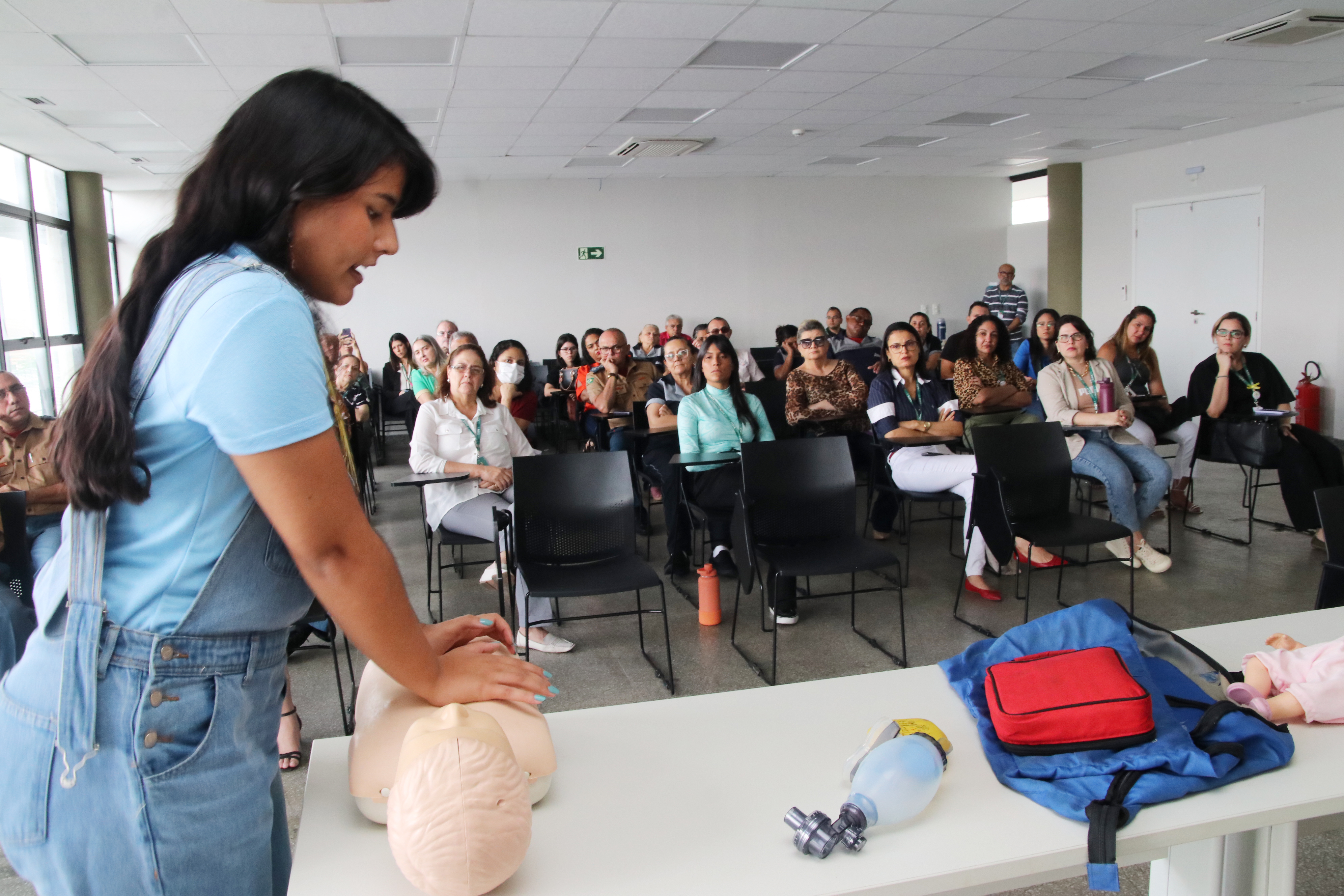 Eloisa Barrozo, estudante de medicina, faz demonstração de massagem cardíaca correta.