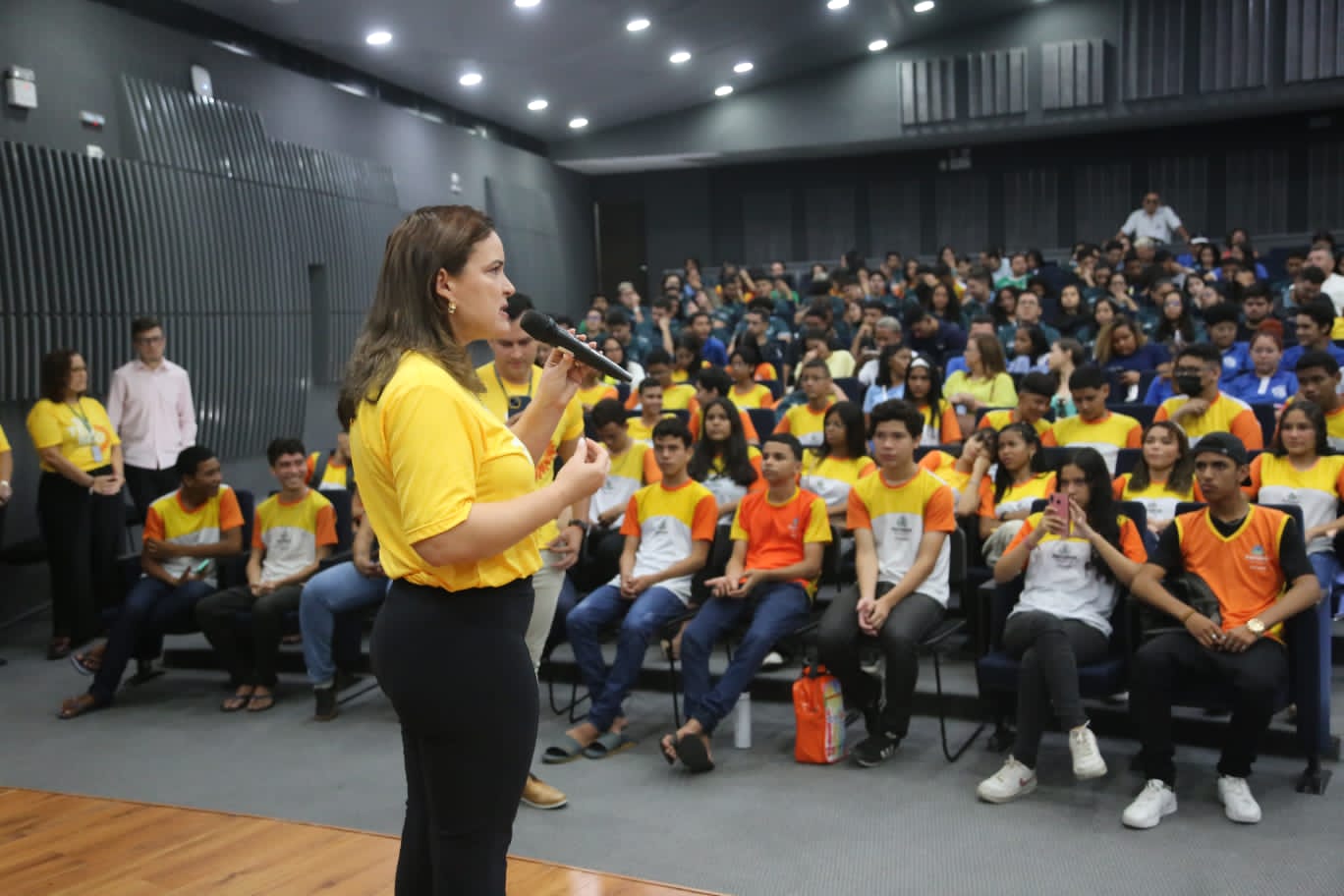 Primeira-dama da Alece, Cristiane Leitão, durante o debate sobre o filme