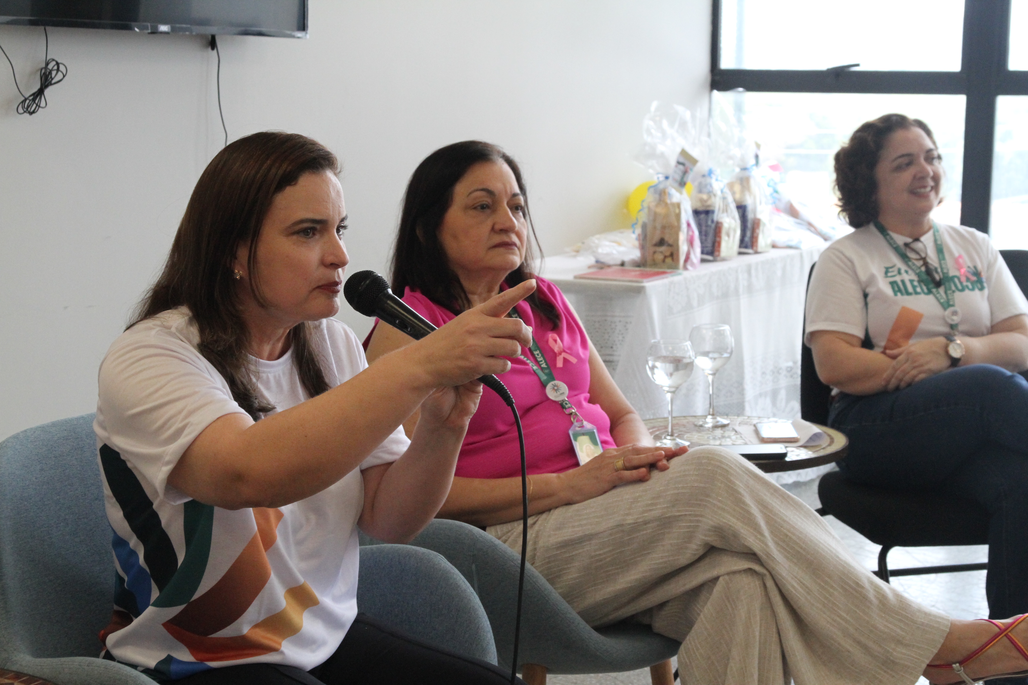 Cristiane Leitão (primeira-dama da Alece), Sílvia Correia (controladora da Casa) e Heline Joyce Monteiro (Codins) durante o encontro