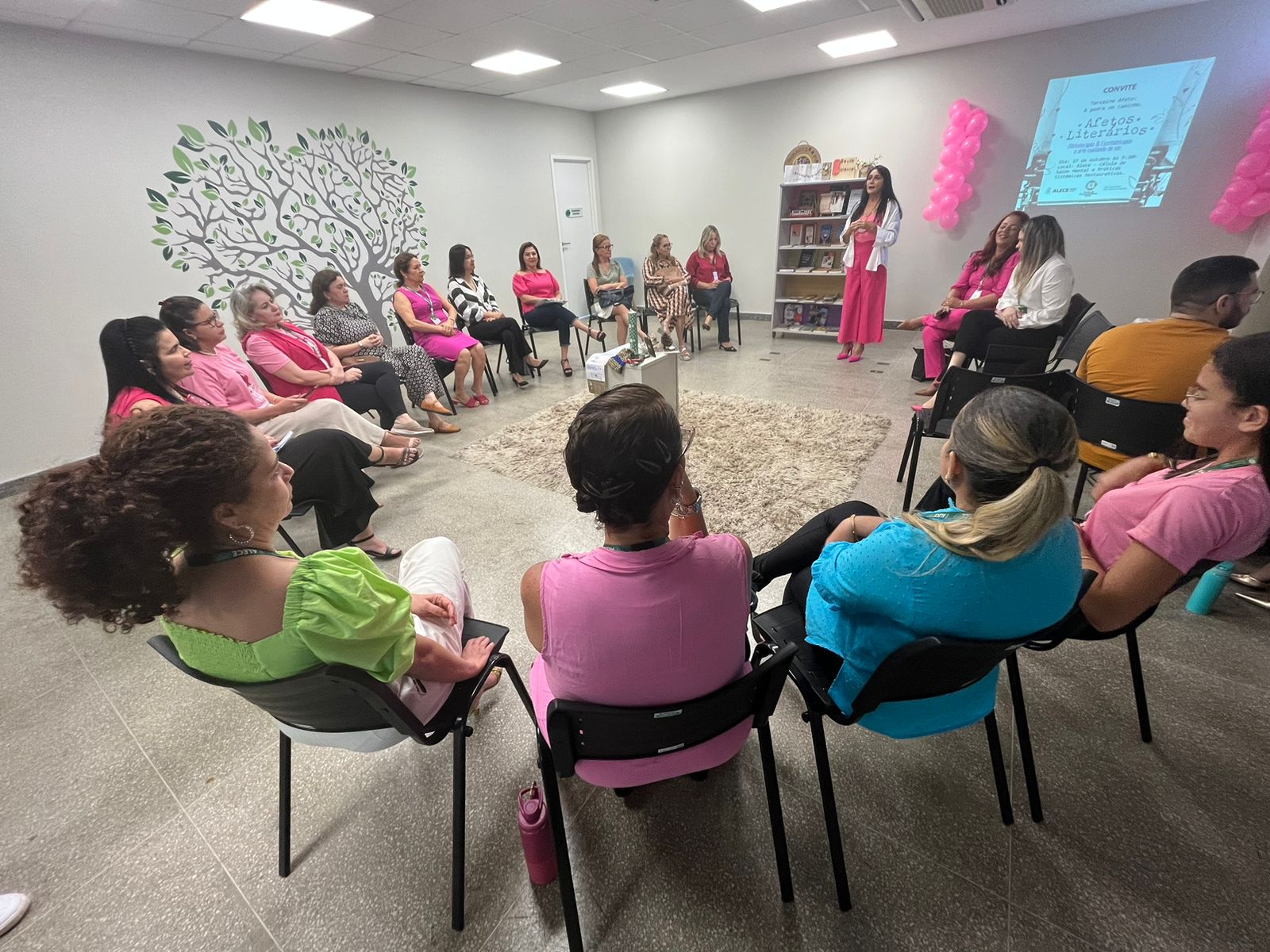 A biblioterapeuta Jacqueline Assunção comandou a roda de conversa da 3ª edição do projeto Afetos Literários