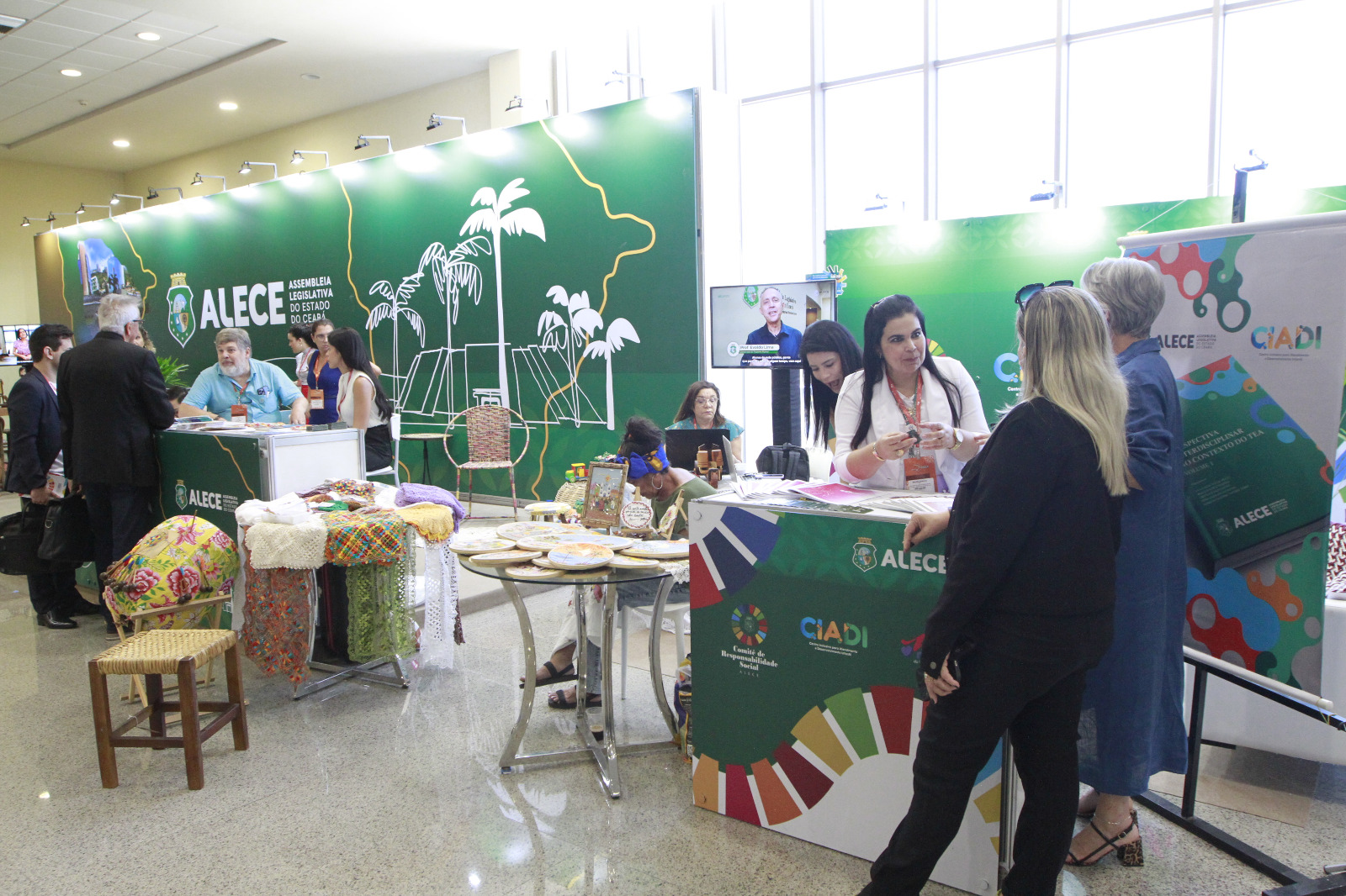 Stands recebem visitantes durante a Conferência