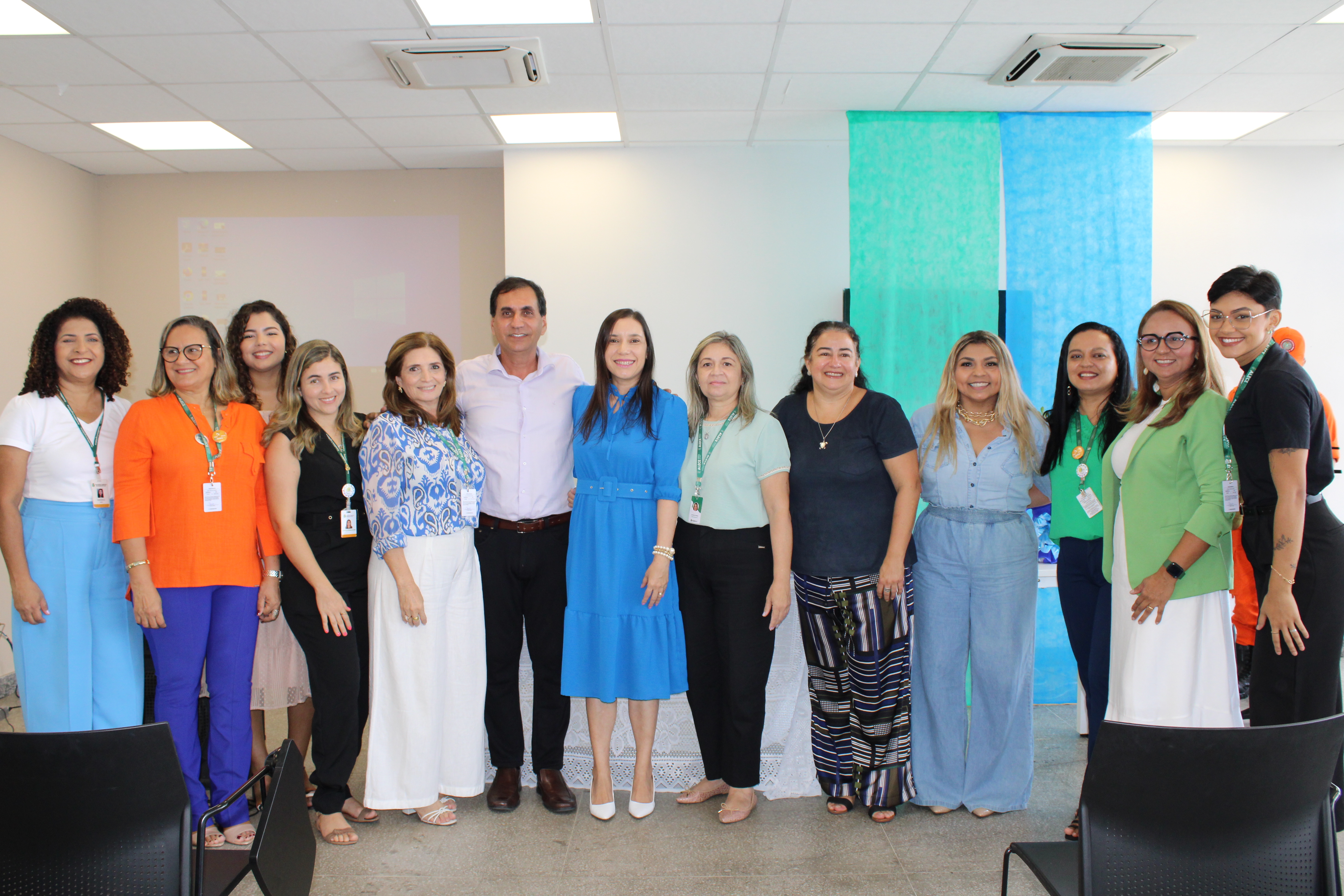 Diretor do DSAS, Luis Edson Sales, e integrantes da Célula de Psicopedagogia durante a homenagem