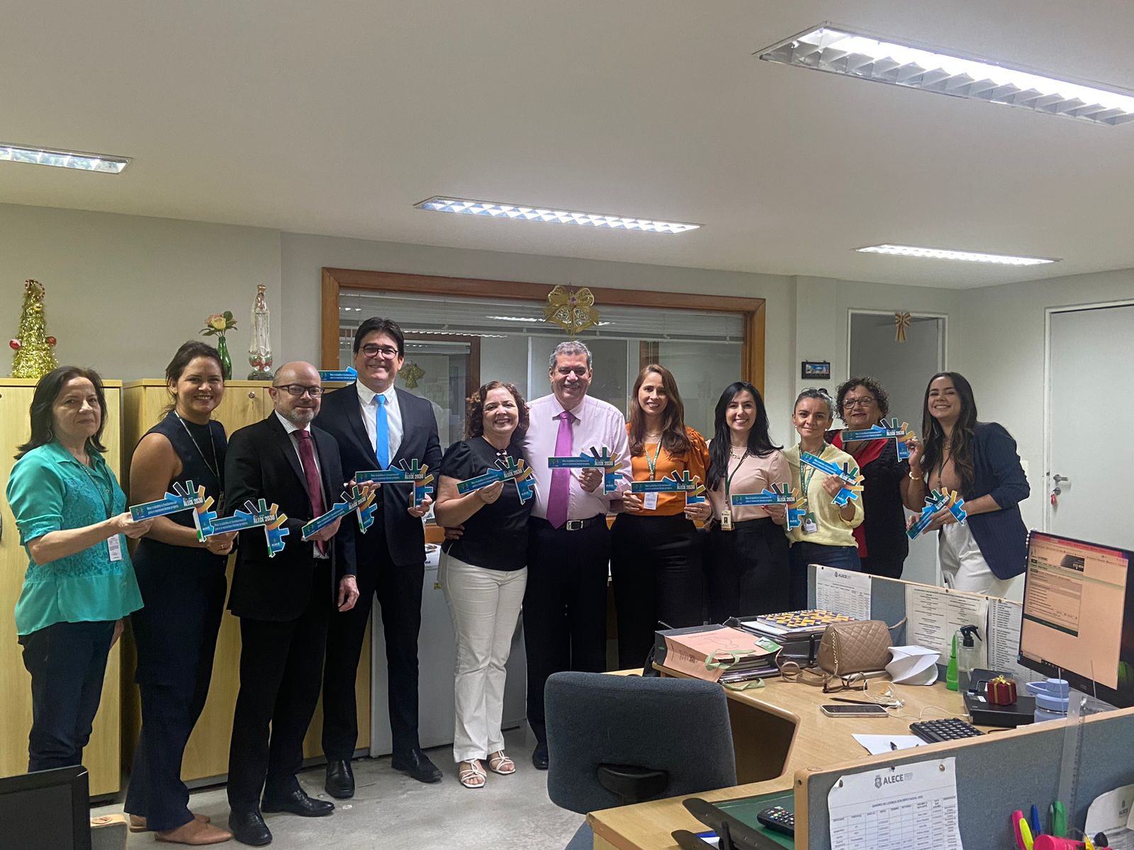 Servidores e gestores do Departamento Legislativo durante visita em que foram convidados para o evento