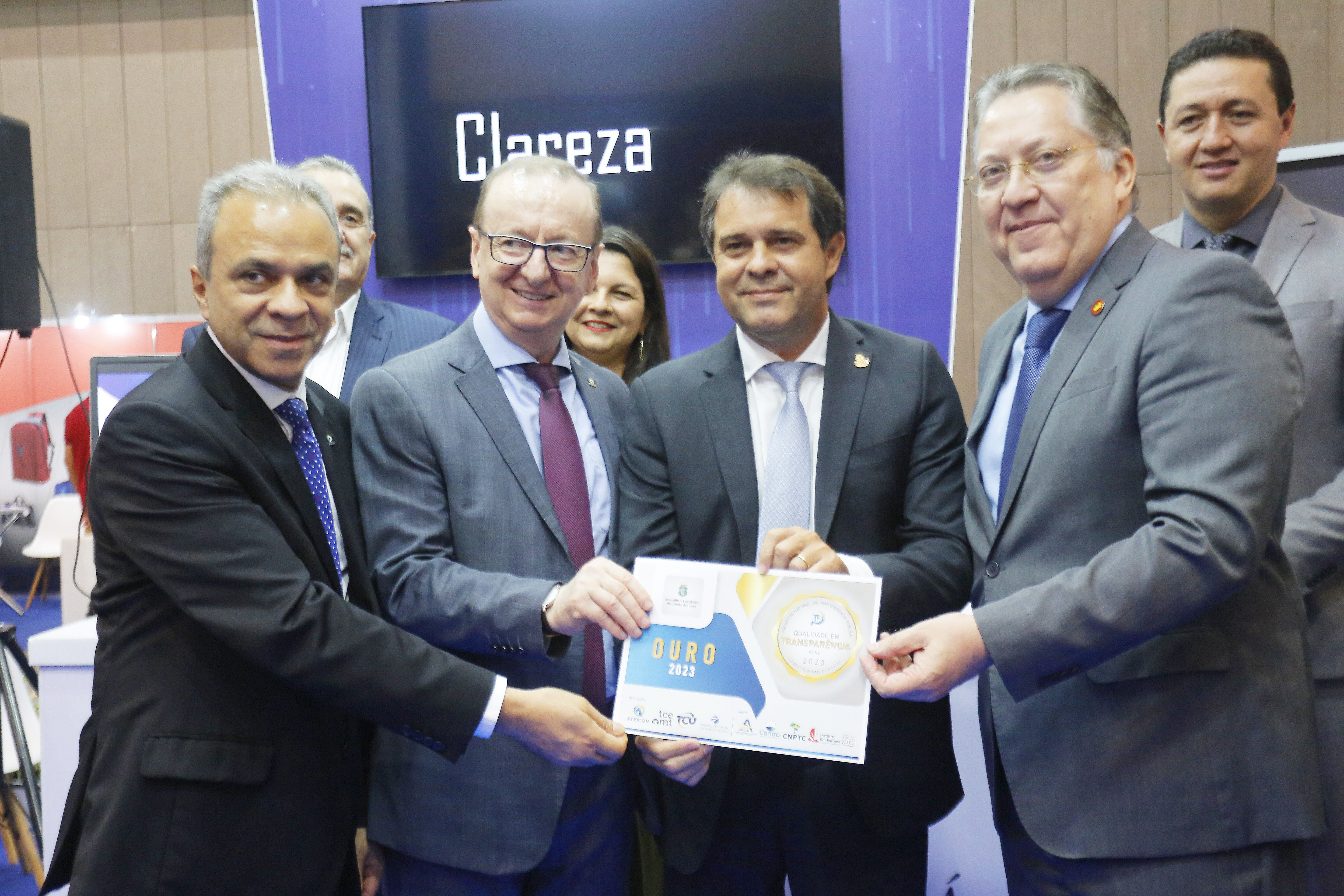 Certificação foi entregue ao presidente da Alece, Evandro Leitão