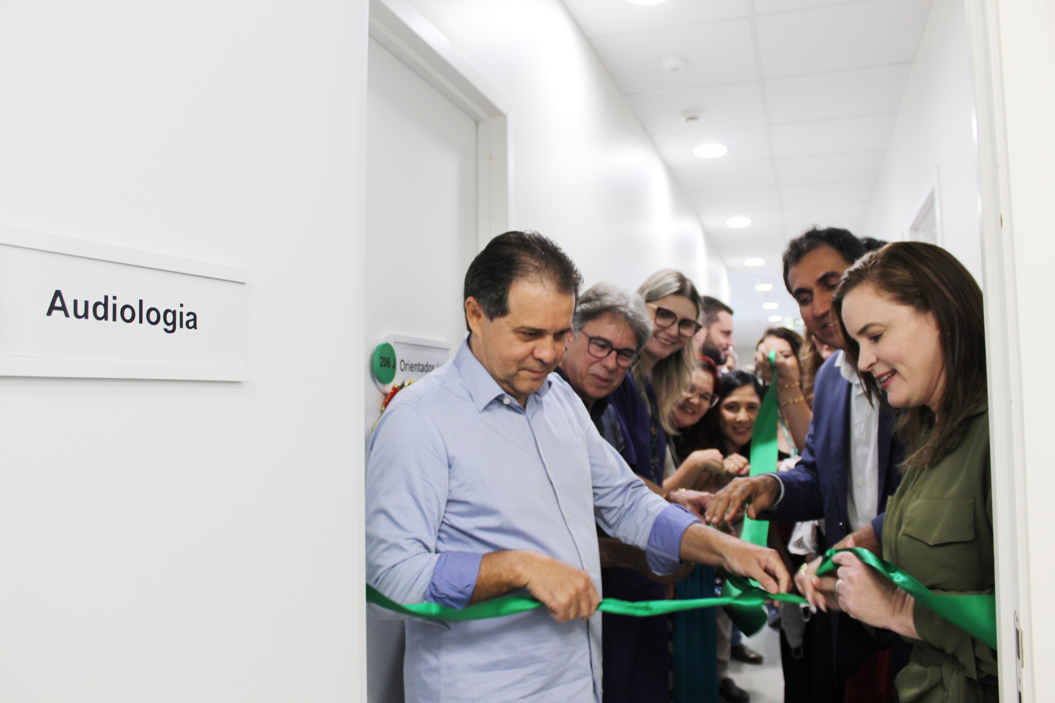 Presidente Evandro Leitão e primeira-dama, Cristiane Leitão, descerram fita inagurando a sala de Audiologia