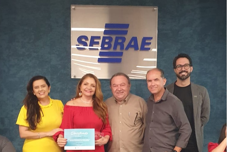 Integrantes da equipe da reportagem laureada durante evento de premiação