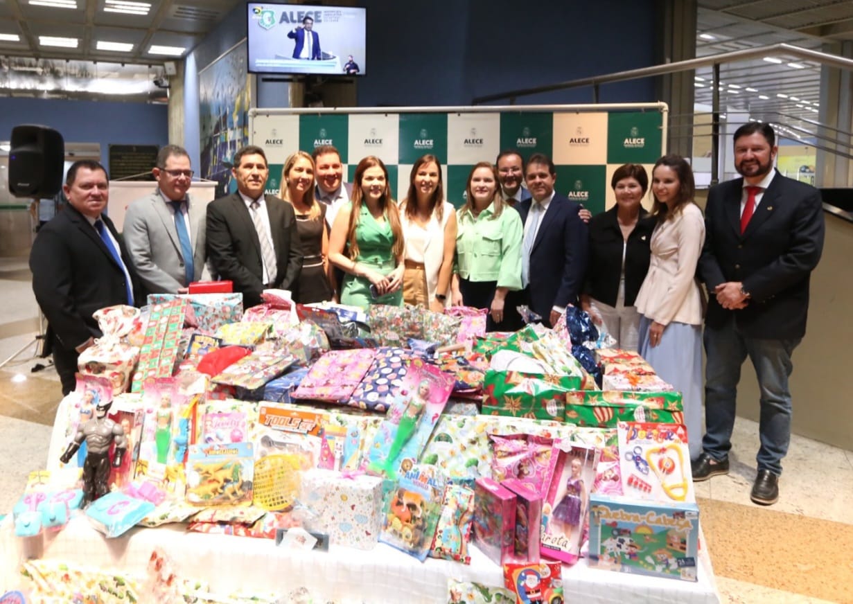 Primeira-dama do Estado, Lia de Freitas, recebeu as doações arrecadadas pela Alece