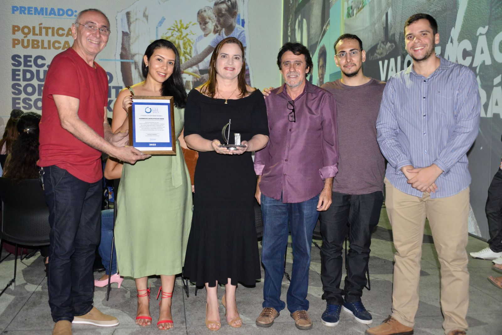 Primeira-dama, Cristiane Leitão, com o Prêmio Lixo Zero, ao lado da equipe da Célula de Sustentabilidade e Gestão Ambiental