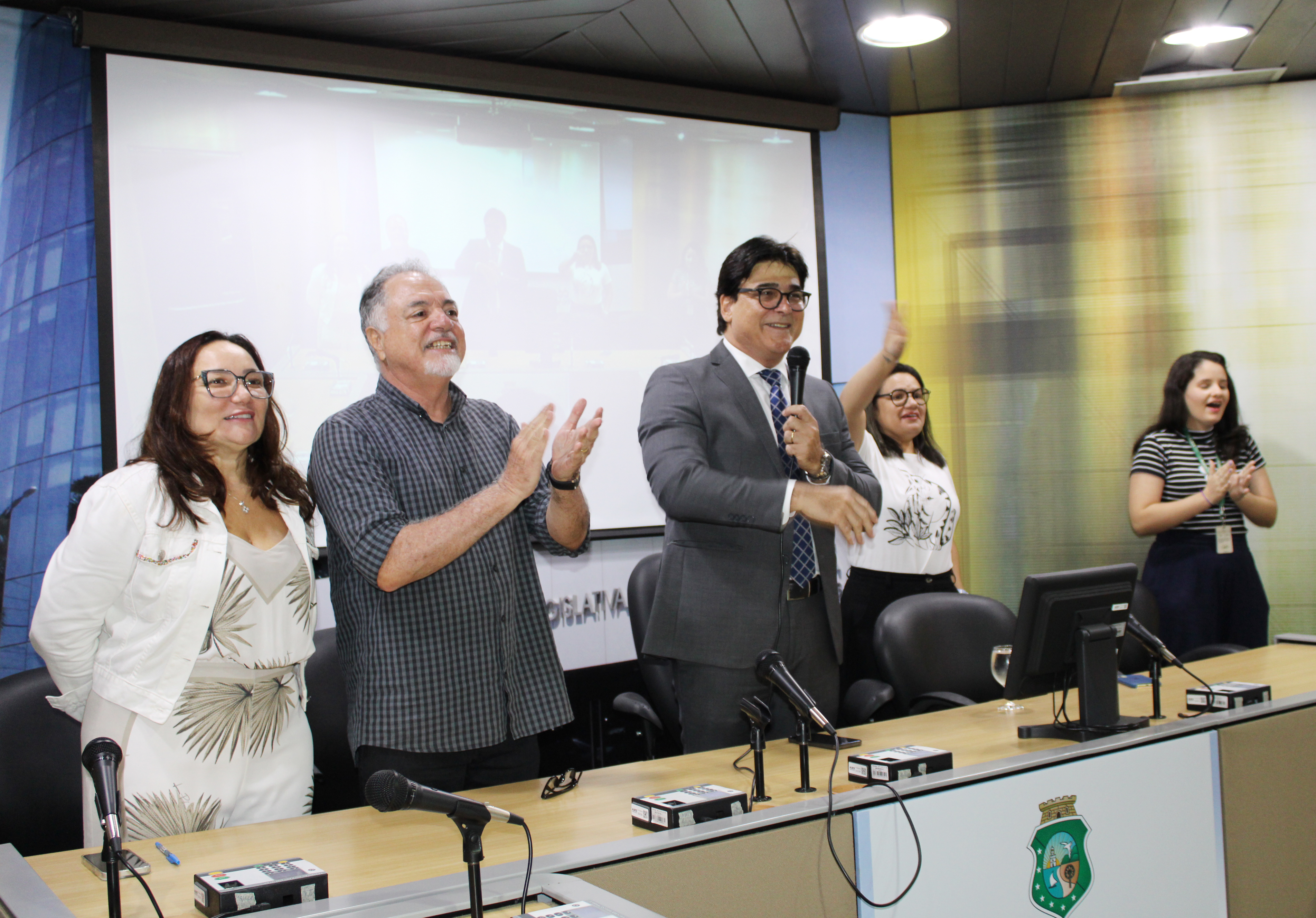 Diretor legislativo da Alece, Fabrício Machado (centro), durante a atividade