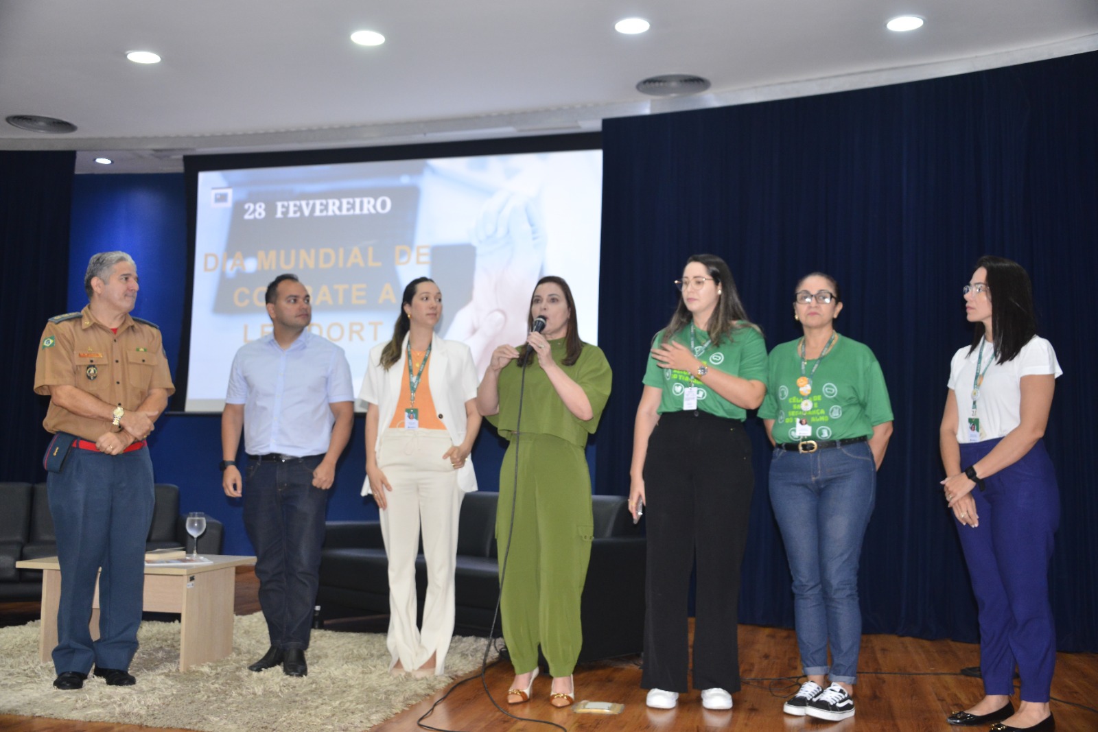 Cristiane Leitão, primeira-dama da Alece (centro), durante a atividade