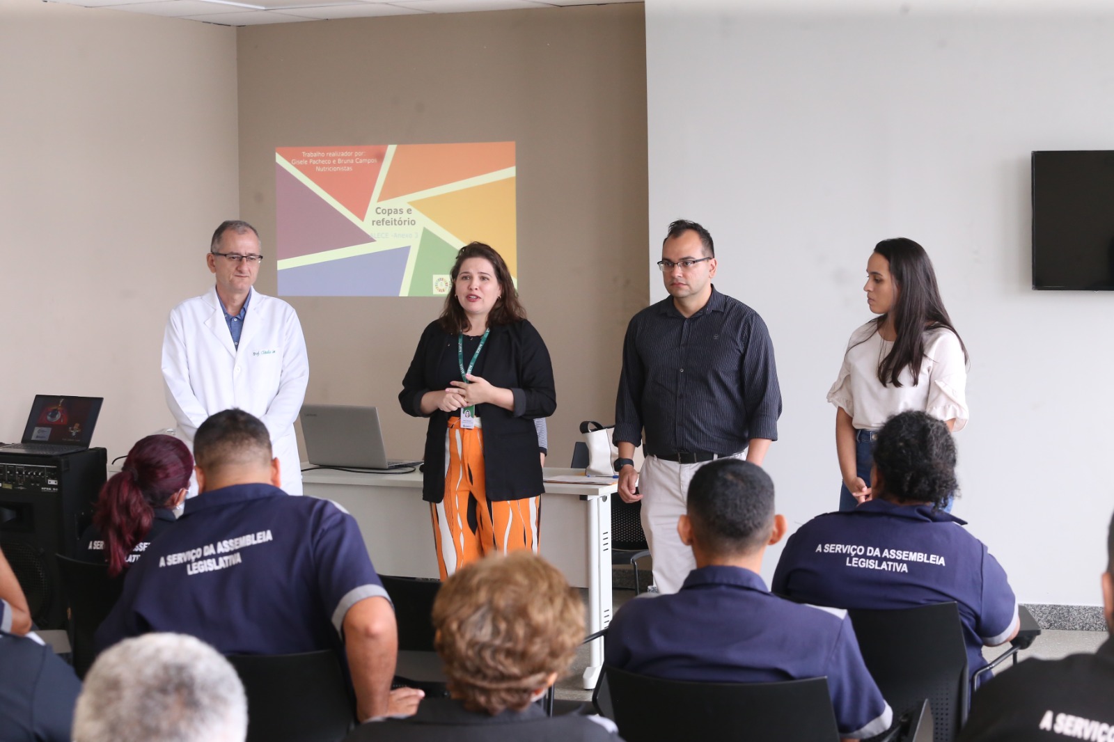 Durante a atividade, foram dadas orientações práticas sobre o tema no ambiente de trabalho