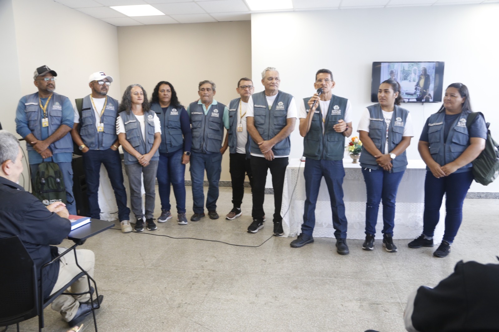 Sílvio Carlos, educador em saúde da mobilização social da Prefeitura de Fortaleza, e equipe, durante a palestra