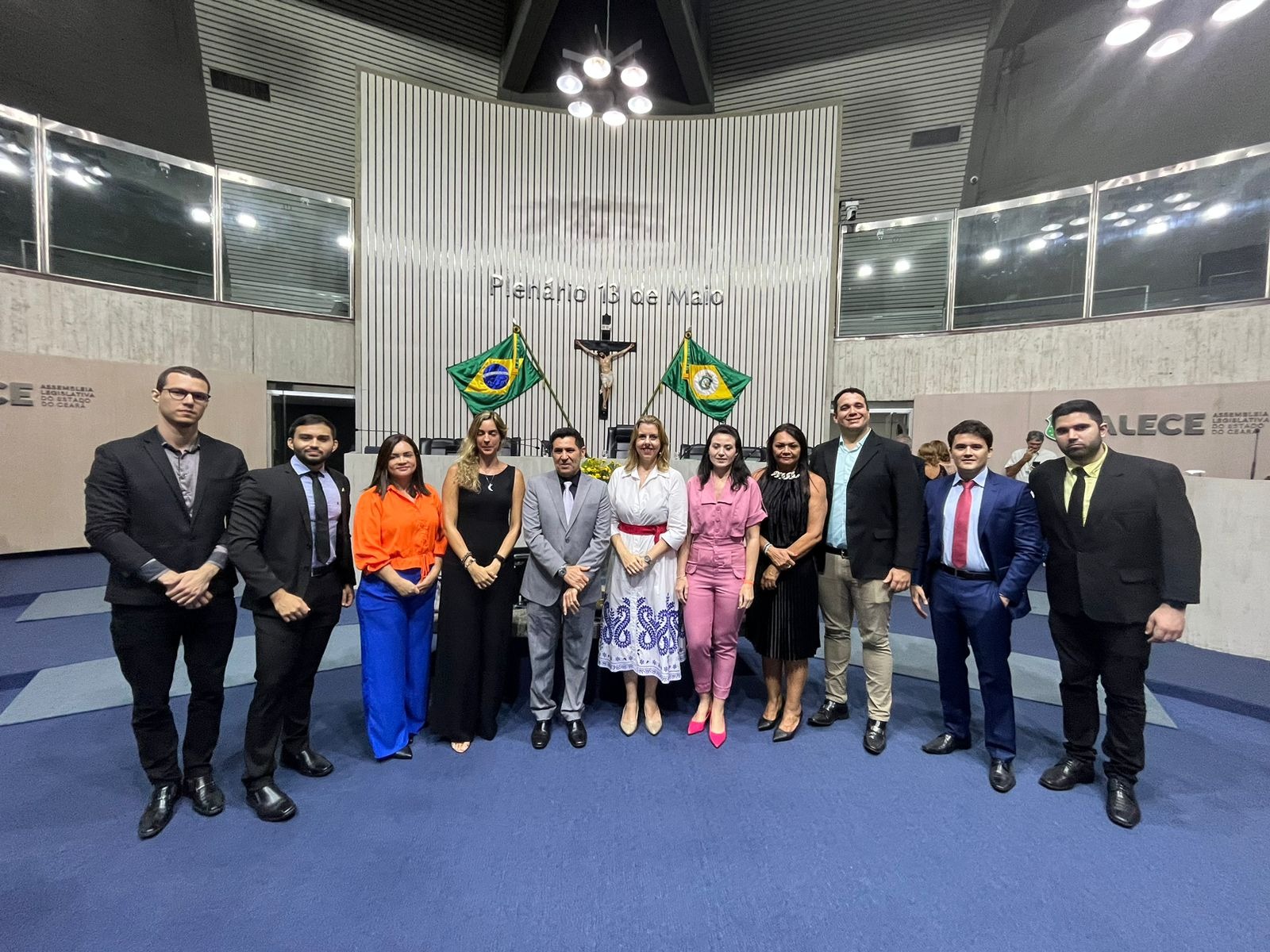 Deputado De Assis Diniz, ouvidor substituto, com servidores da Alece