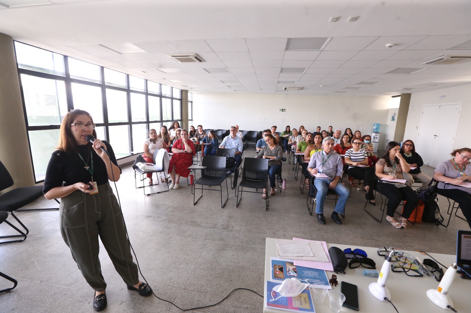 Atividade foi conduzida por Rosilene Aragão, fisioterapeuta da Célula de Saúde e Segurança do Trabalho do Comitê de Responsabilidade Social