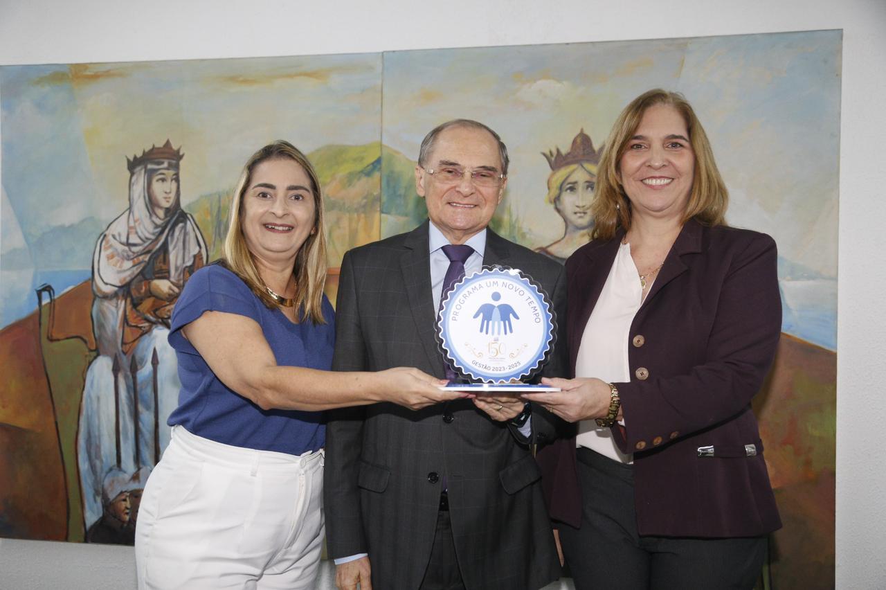 Adriana Pedrosa, vice-presidente do MMLC (primeira à direita) recebeu o prêmio