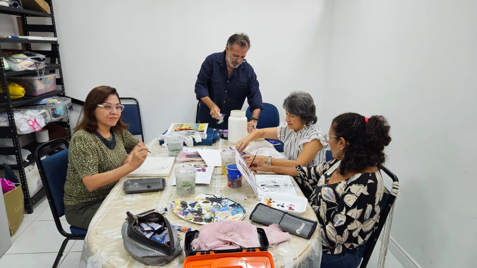 Servidoras durante atividade na Oficina ministrada por Elmiro Ribeiro