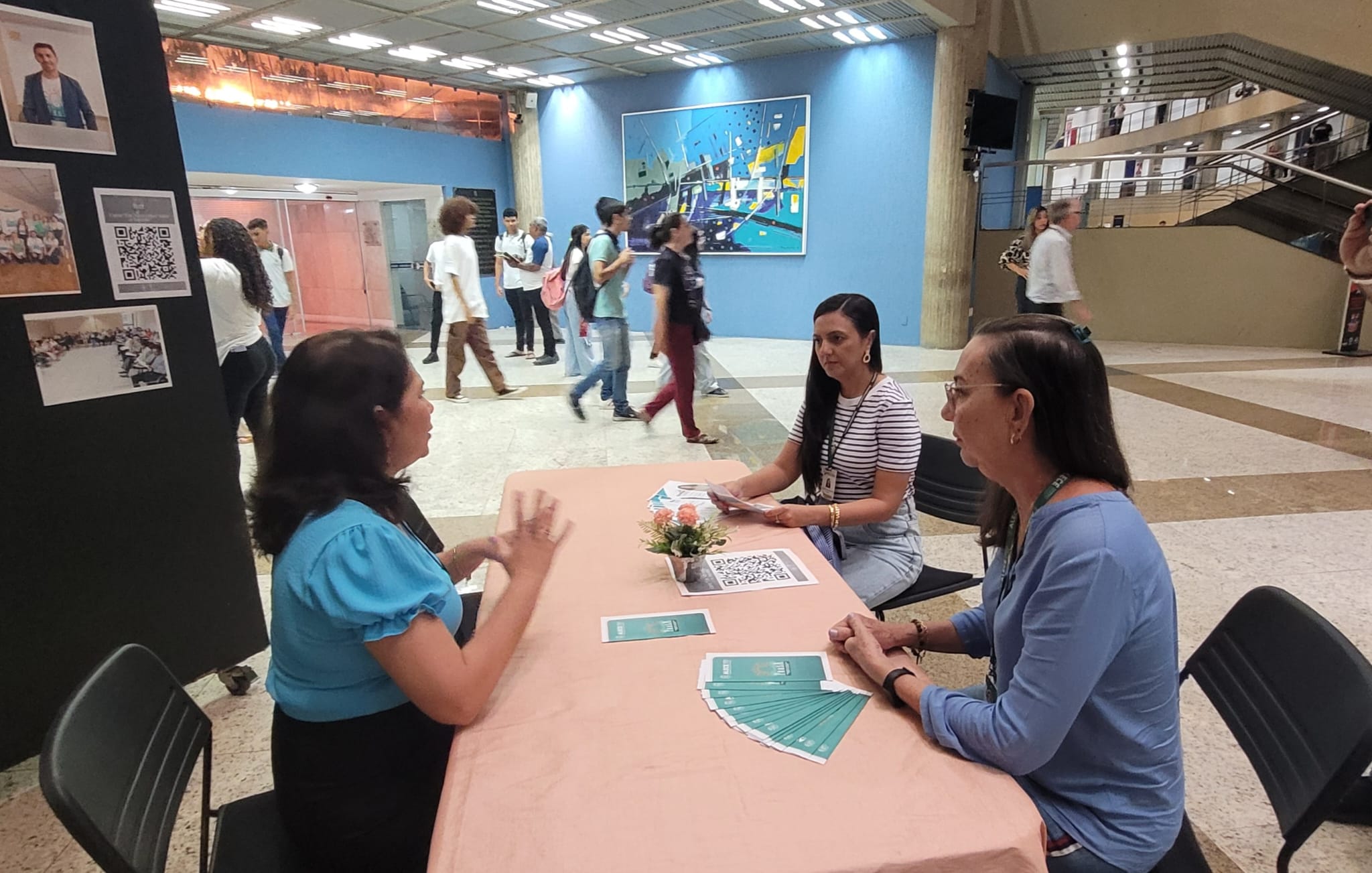 Stand no hall de entrada do Plenário 13 de Maio com divulgação do curso