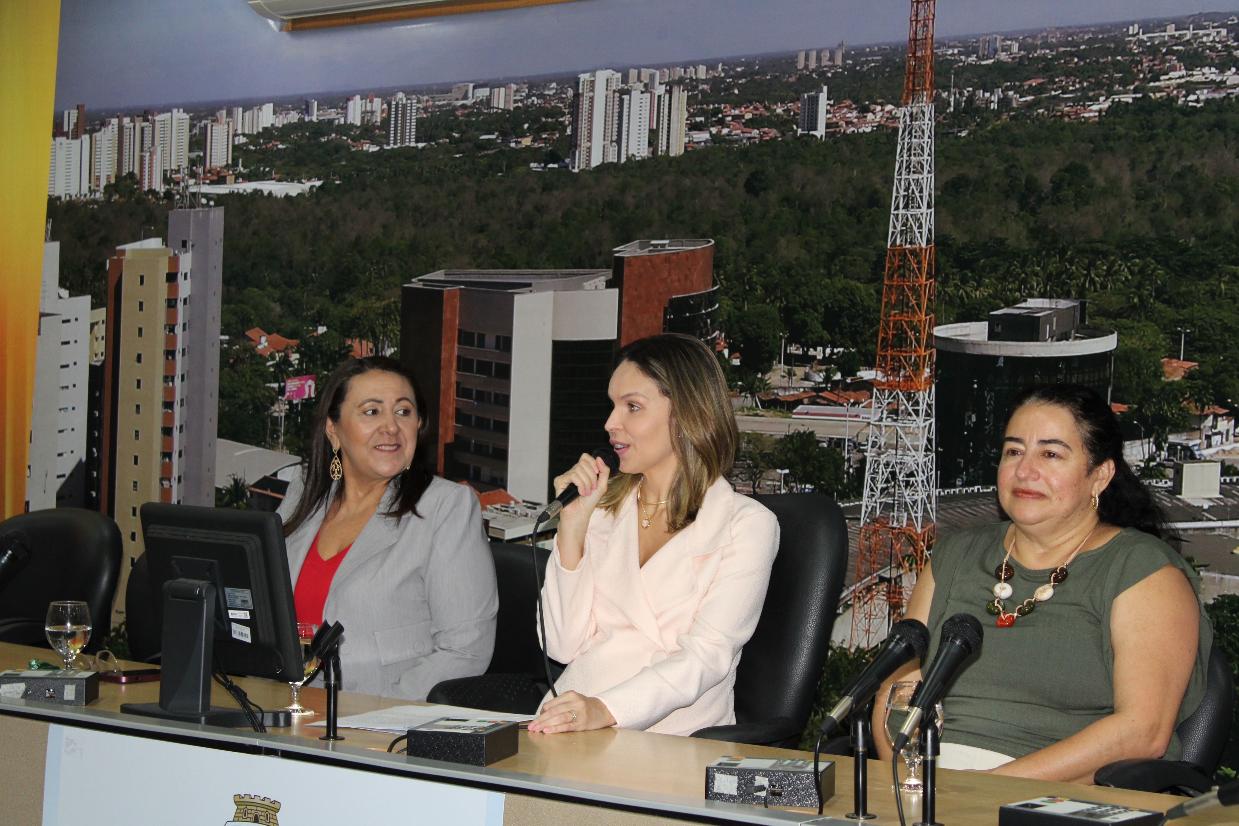 Deputada Gabriella Aguiar (centro), ao saudar concludentes da turma