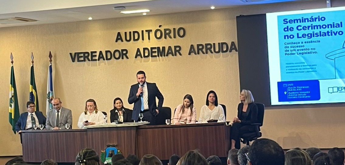 Edson Santos Júnior (centro), coordenador de Eventos e Cerimonial da Alece, durante a atividade