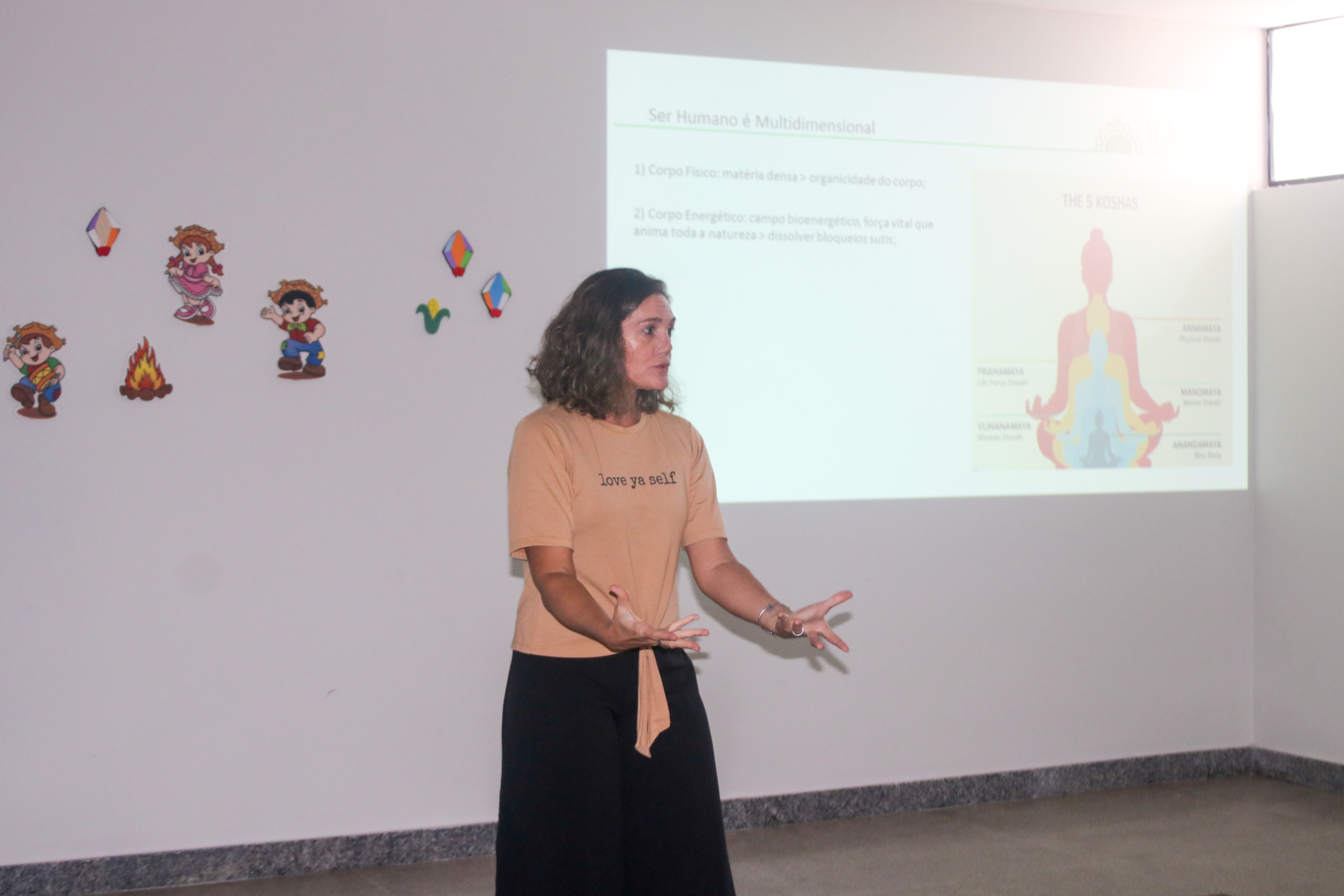 Yelw Felicio, yogaterapeuta, durante a intervenção