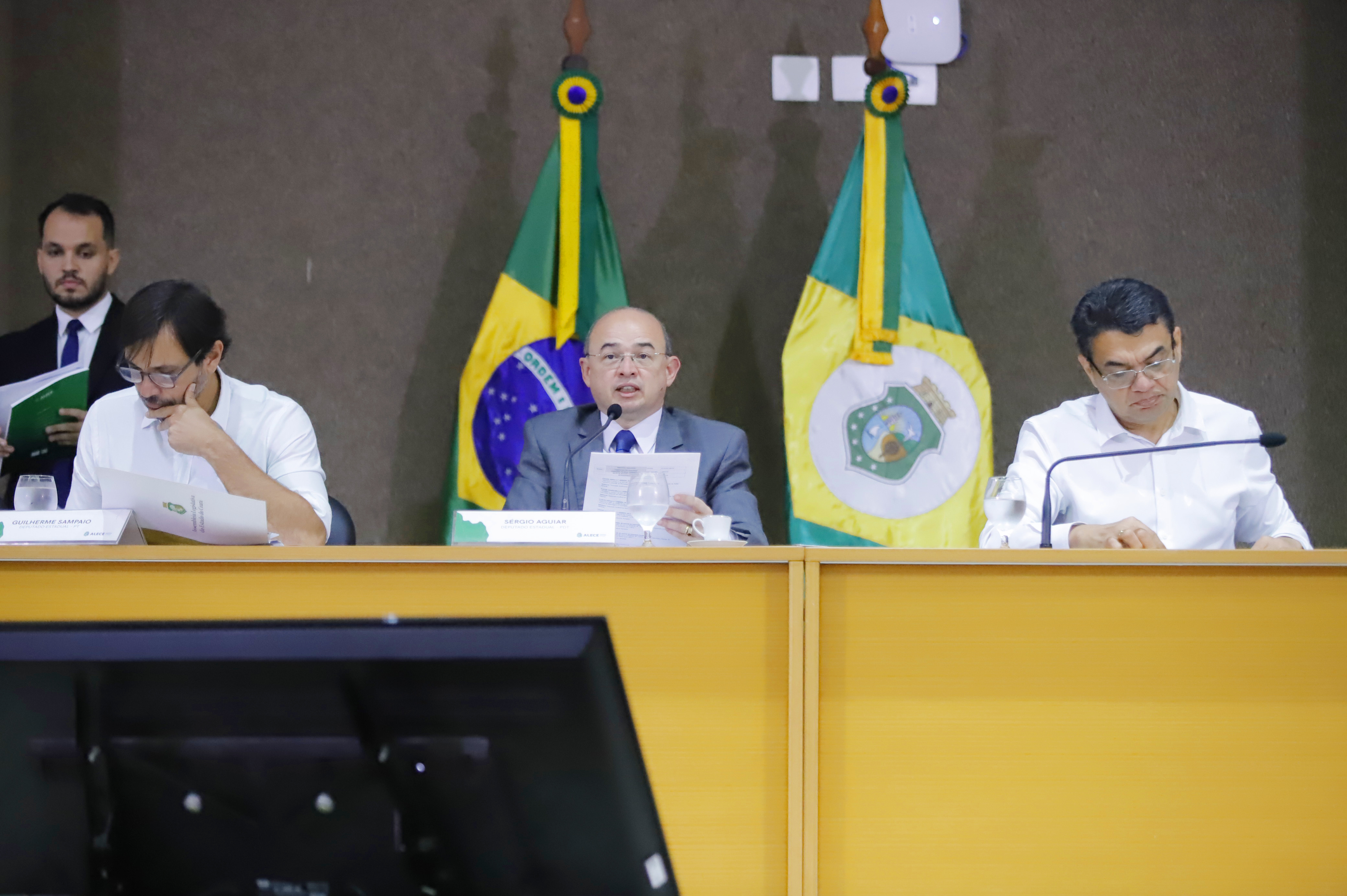 Deputados Guilherme Sampaio, Sérgio Aguiar e Sargento Reginauro, em reunião da COFT