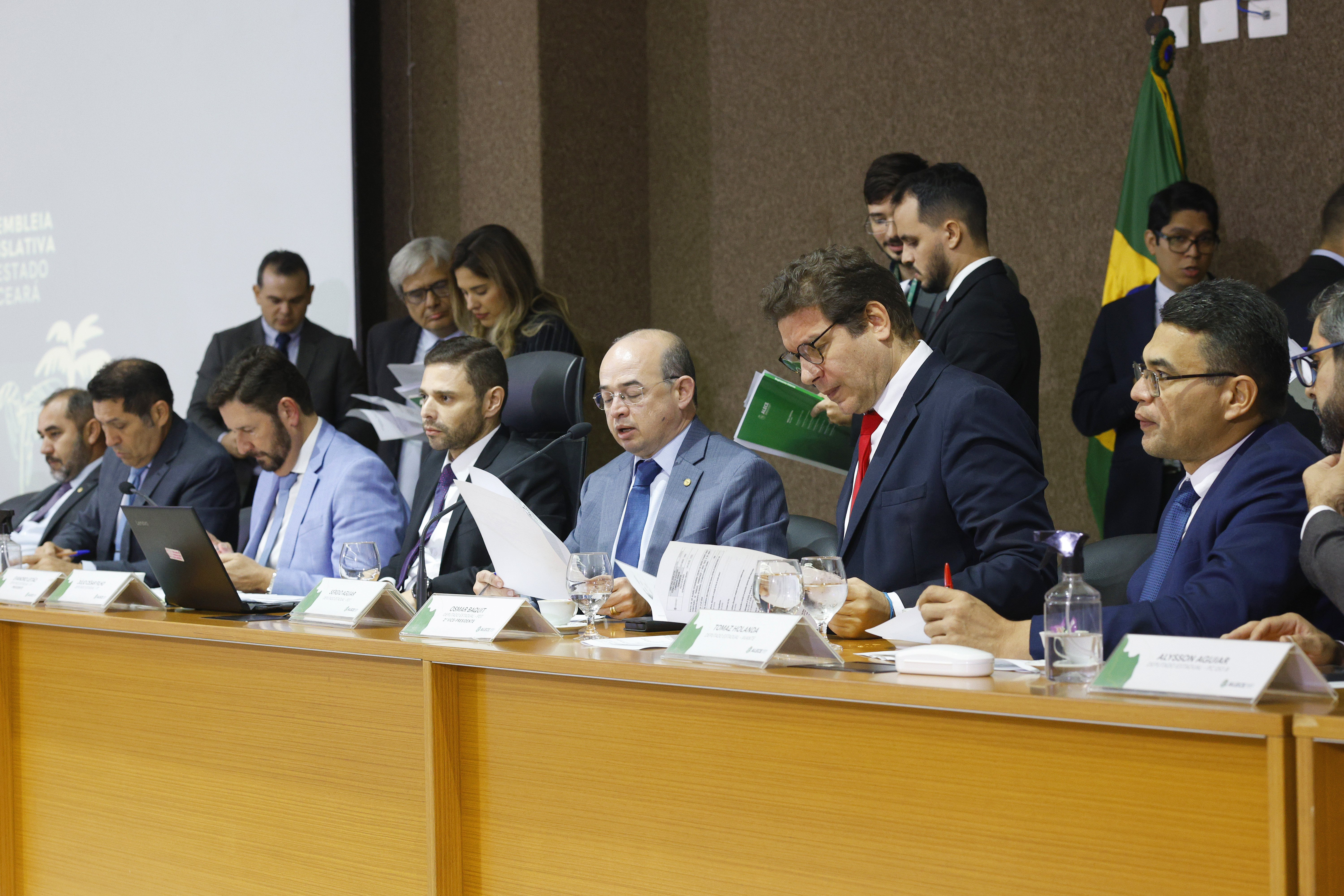 Deputado Sérgio Aguiar (centro), presidente da Unale, defendeu a iniciativa junto à Mesa Diretora da Alece