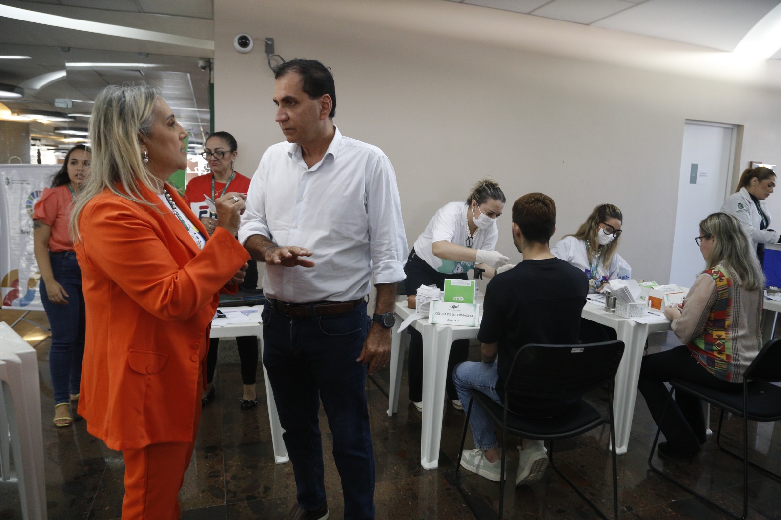 Odete Sampaio (orientadora da Célula de Enfermagem do DSAS) e Luis Edson Sales (diretor do Departamento), durante a blitz