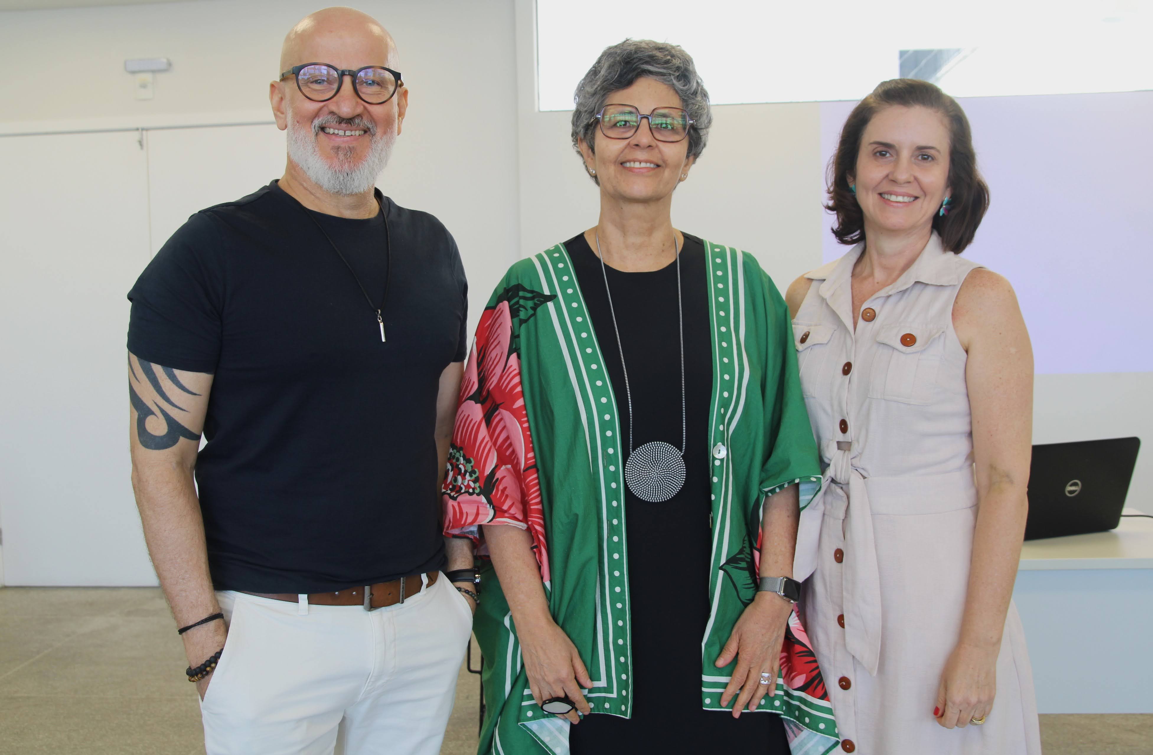 Robson Mota, Teresa Holanda (articuladora do DSAS) e Diana Carvalho durante a atividade