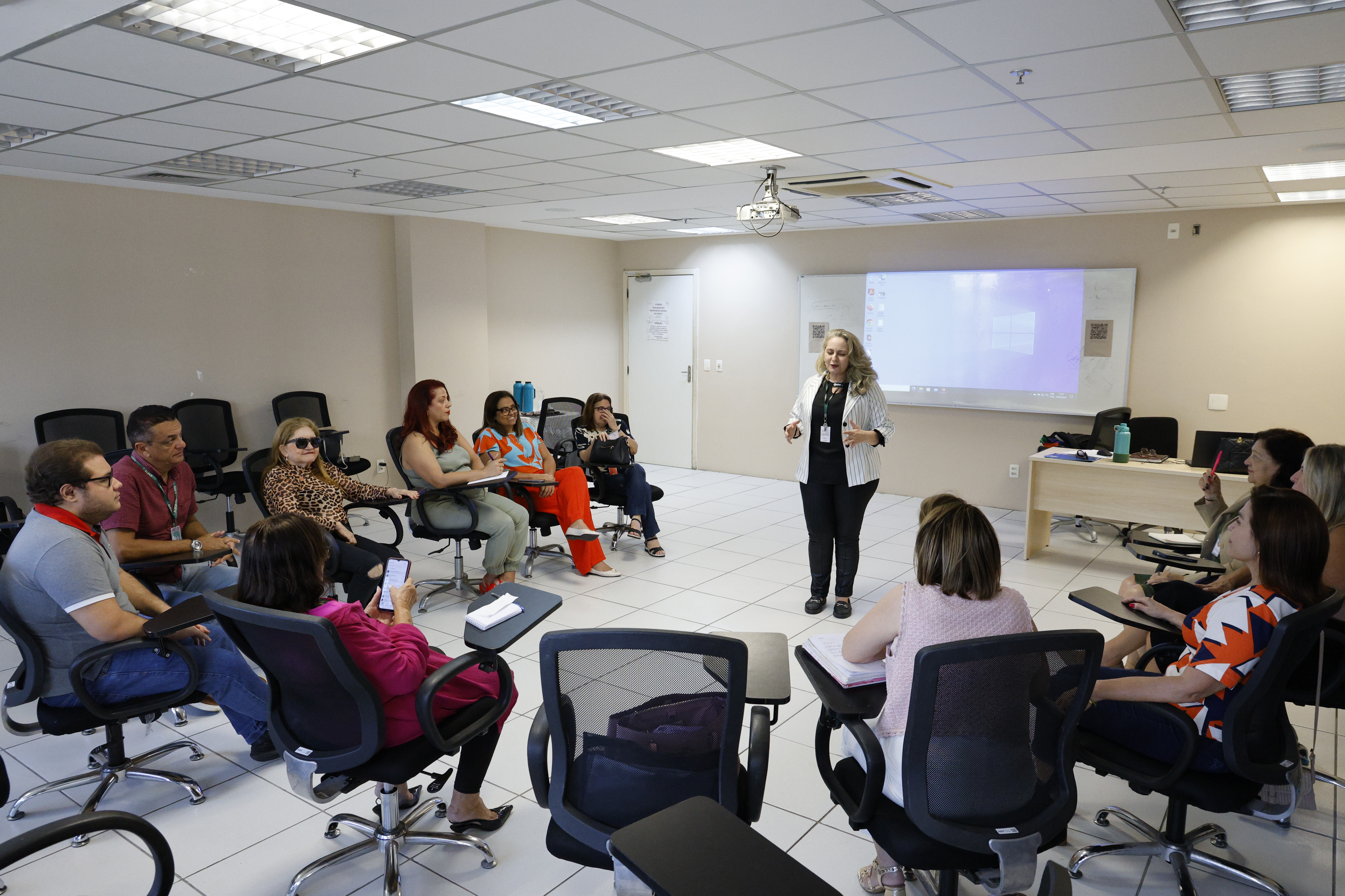 O curso foi ministrado pela Psicóloga Maria Isabel Saldanha