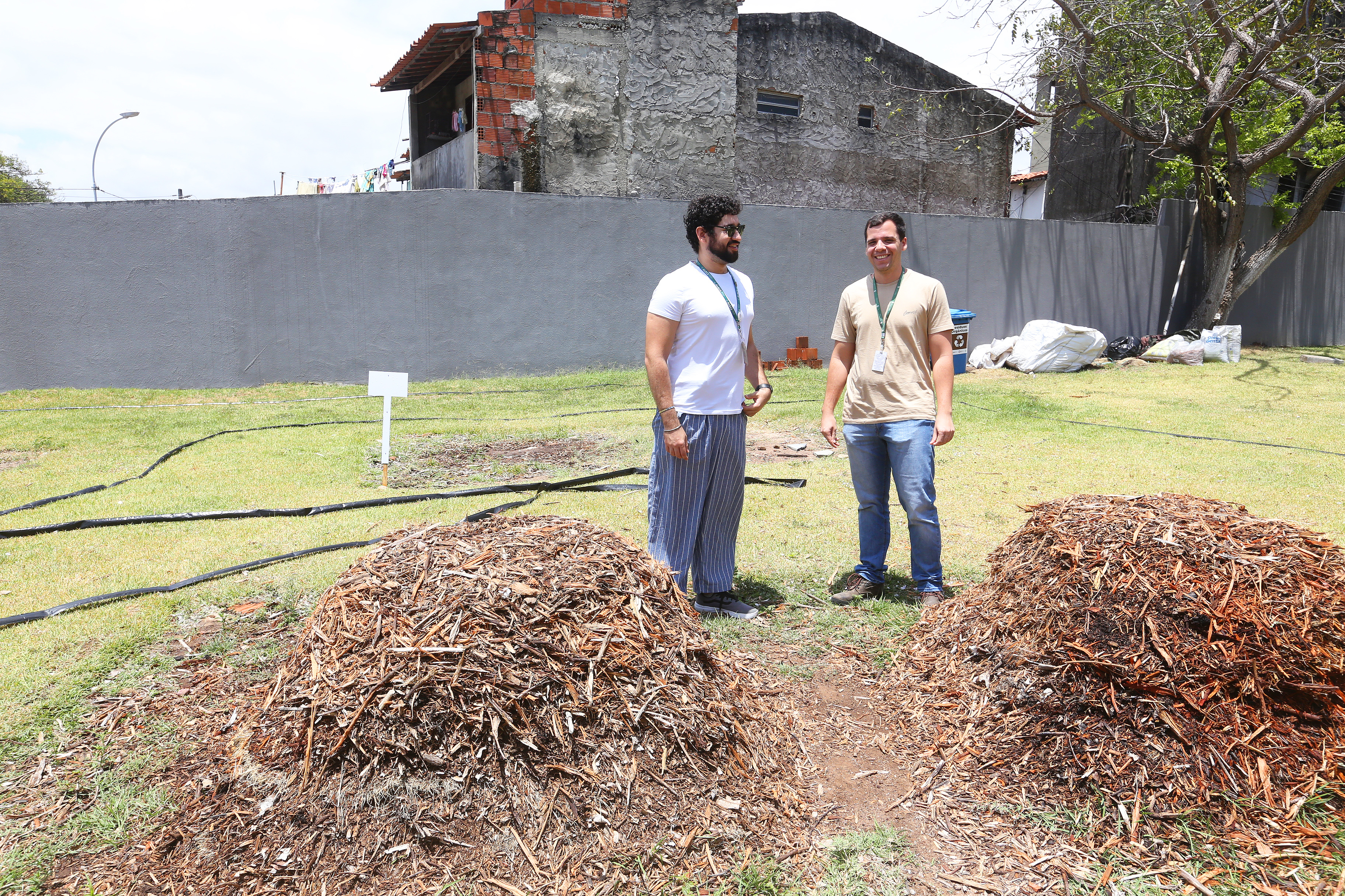 Yuri Passos e João Pedro Freire explicam os benefícios da compostagem para uma boa gestão ambiental