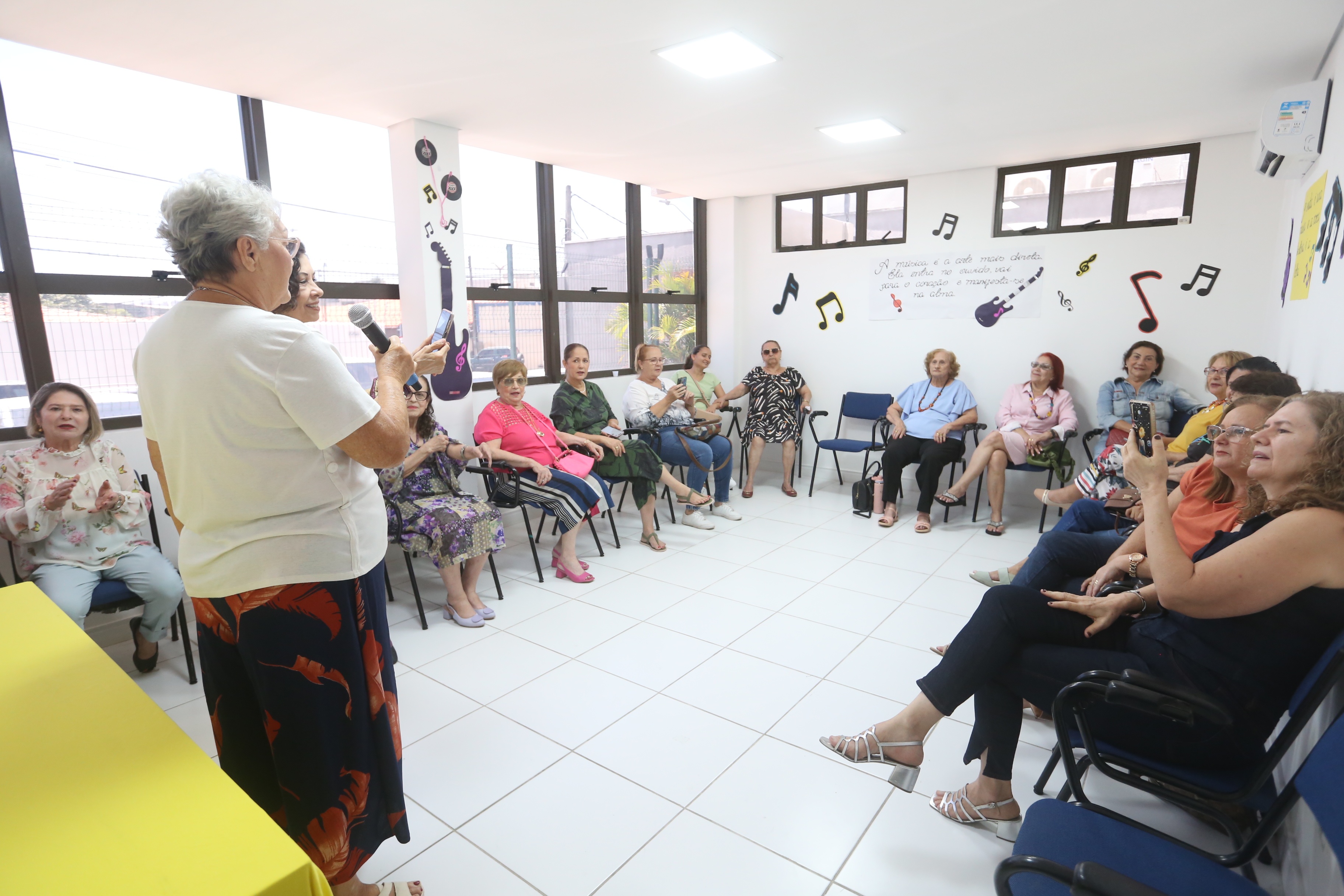 Quem esteve presente no Café e Lazer de outubro participou de um karaokê