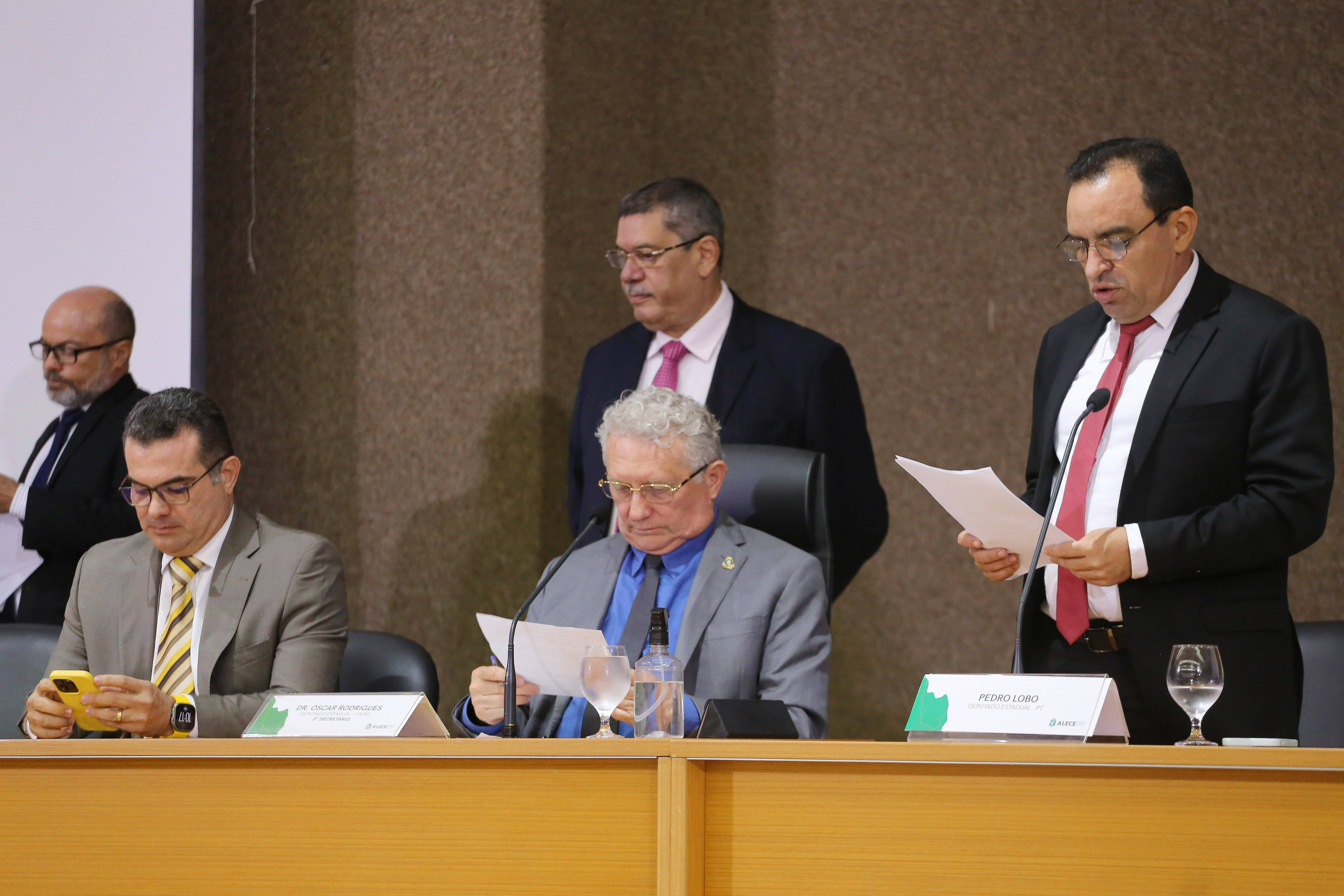 Deputados Simão Pedro e Dr. Oscar Rodrigues (sentados) foram eleitos, respectivamente, prefeitos de Orós e Sobral